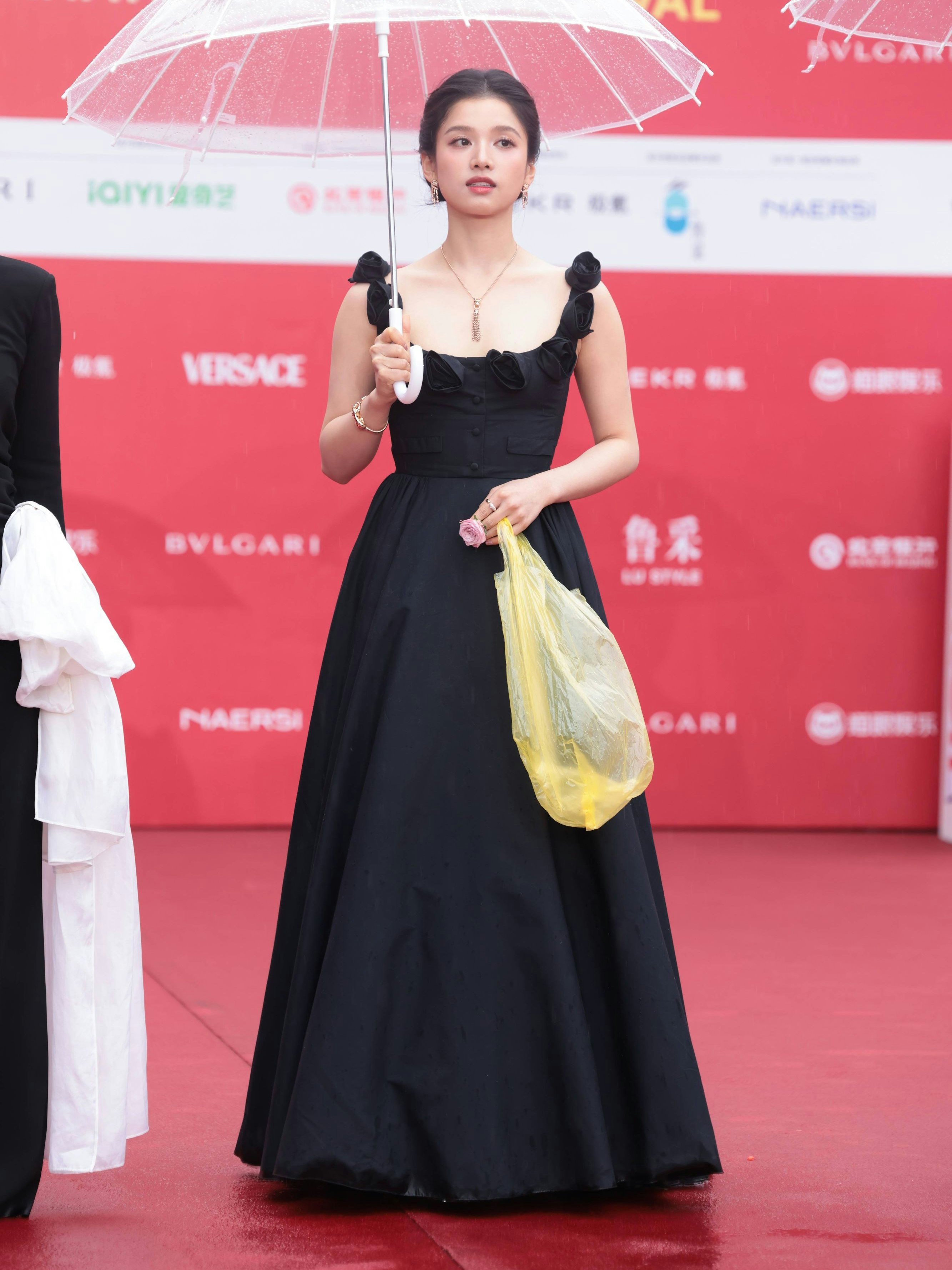 Ein Zitat aus dem Film war Teil des Stylings: Das gelbe Plastiksackerl hat für die von Zhang Jingyi gespielte Figur eine besondere Bedeutung.