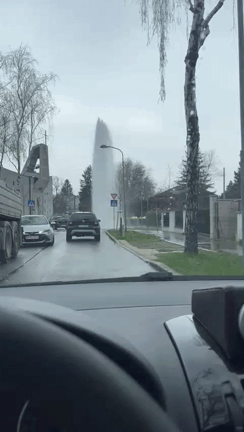 Autofahrer fuhren in der Schrutkagasse in den Kreisverkehr, während Wasser meterhoch aus einem Schacht schoss.