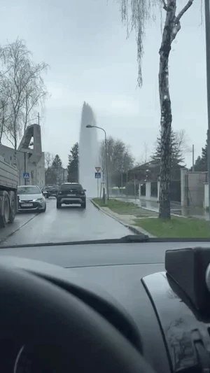 Rohrbruch in Wien-Hietzing: Meterhoher Wasserstrahl sorgt für Verkehrsbehinderungen in der Schrutkagasse. Reparatur dauert Stunden.