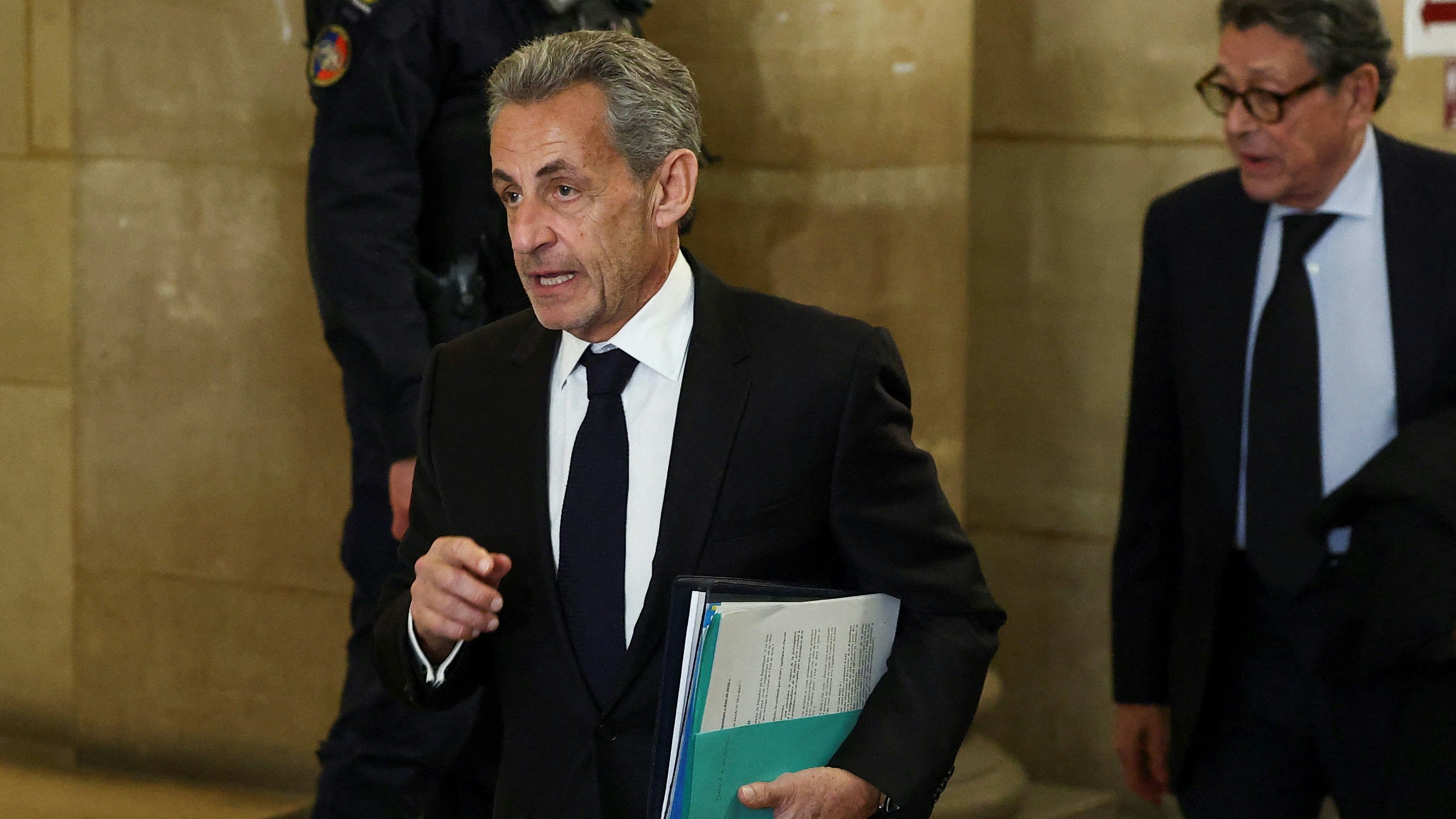 Frankreichs Ex-Präsident Nicolas Sarkozy auf dem Weg ins Gericht.