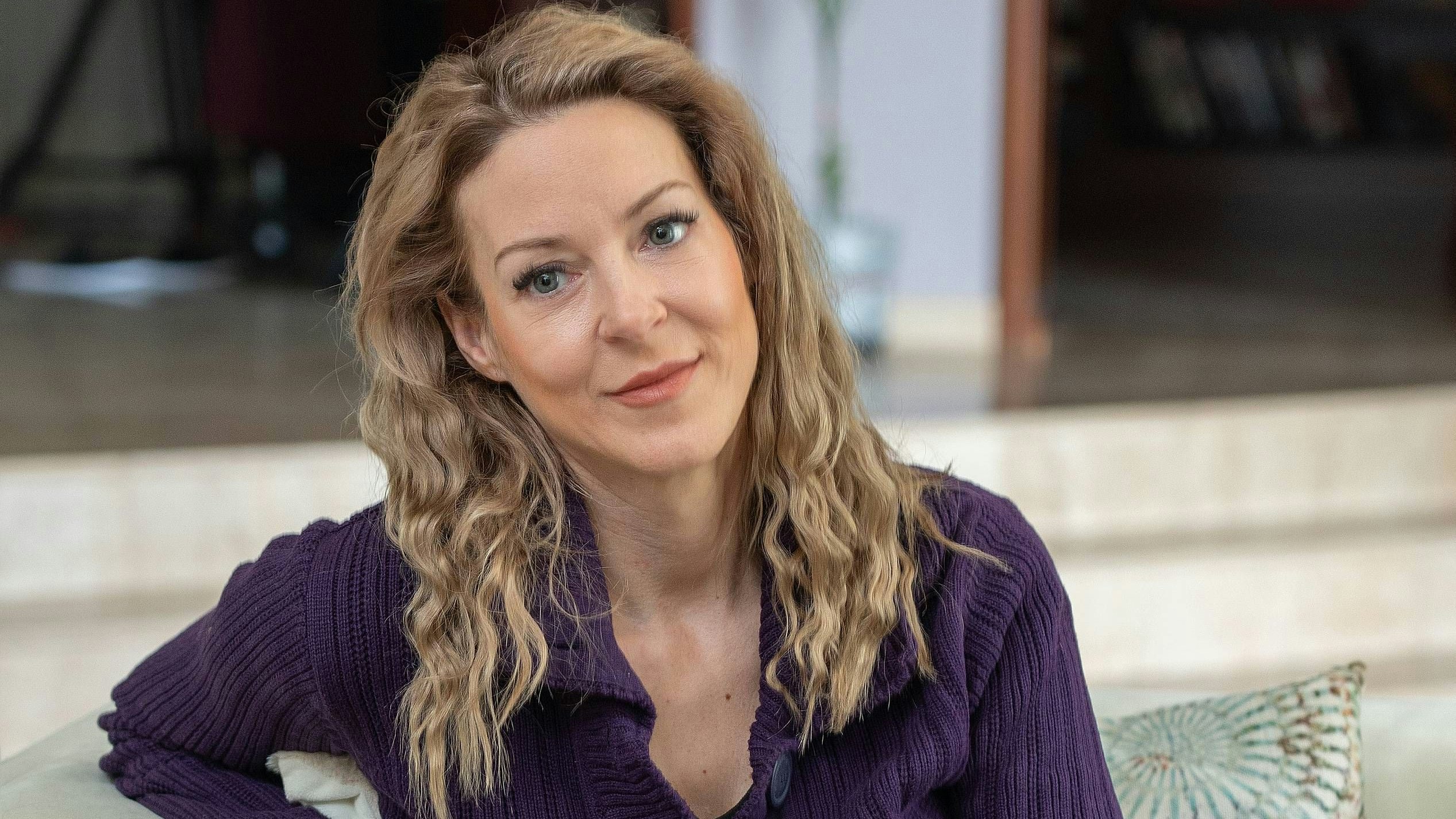 Homestory Gartenstory Frühlingserwachen im Garten der Lugner Villa mit Simone Lugner, Blumen einsetzen, garteln, Lugner Villa, Wien, 2.3.2026, -  Simone LUGNER (Portrait) 