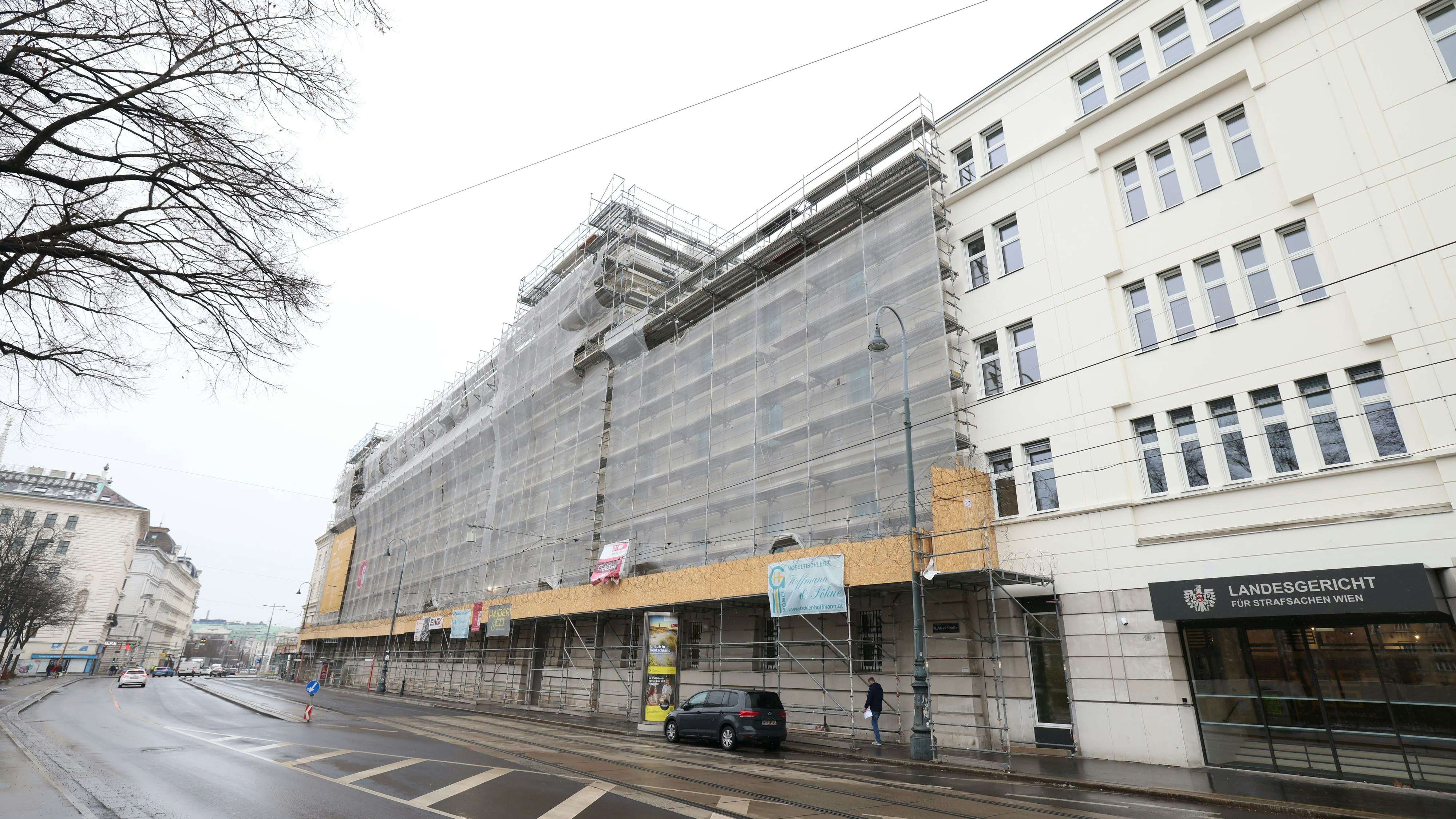 Das Baustellengerüst am Wiener Landesgericht wurde als Aufstiegshilfe genützt. 