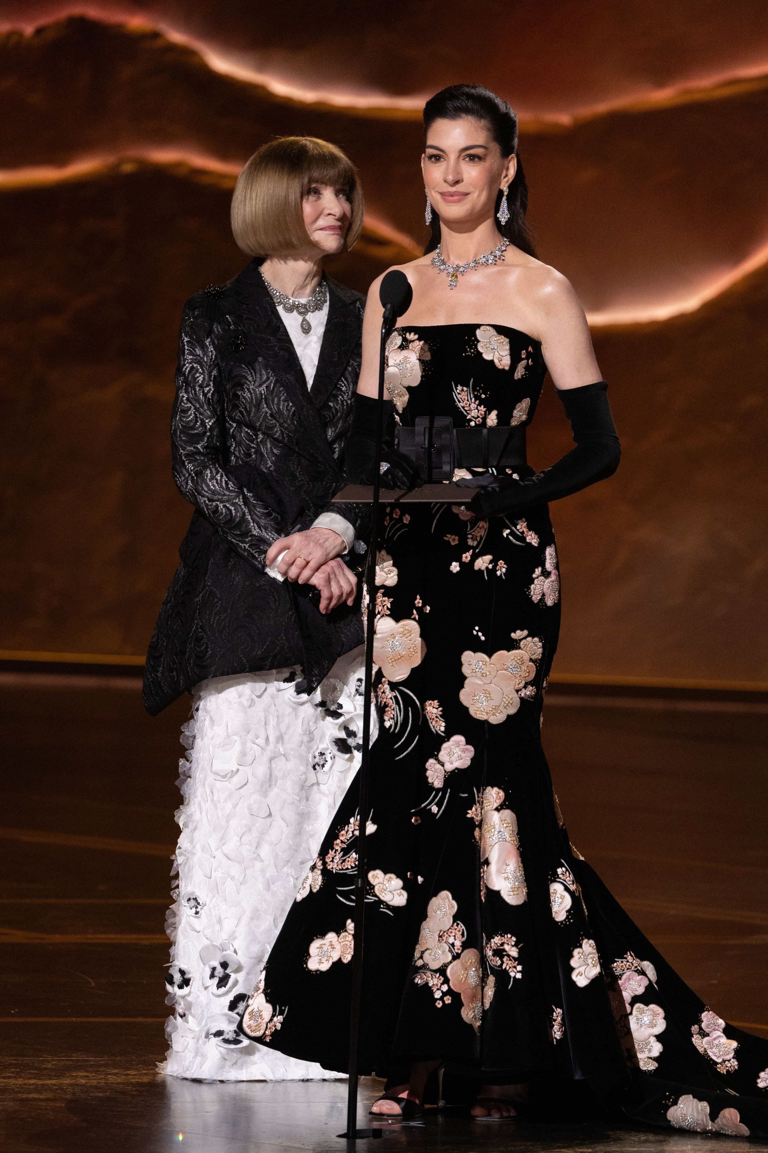 Anna Wintour war zum Scherzen aufgelegt und nannte Anne Hathaway kurzerhand 