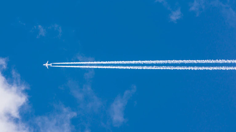 Der Irankrieg zwingt viele Airlines, alternative Routen zu wählen. Flüge dauern bis zu zwei Stunden länger und sie haben ein Preisproblem, das bis in den Sommerurlaub reichen könnte. Beispiel Wien - Singapur: 2.510 Euro, One-Way, Economy.