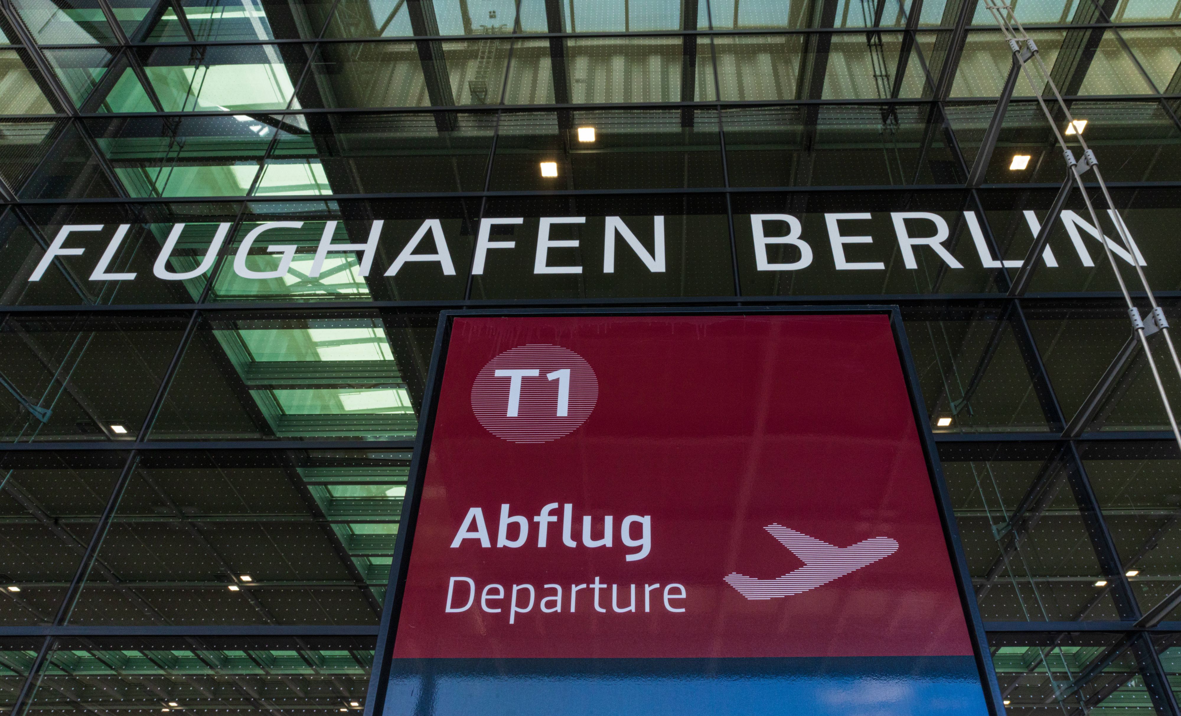 Die Betreiber des Flughafens kündigten an, den Passagierbetrieb am Mittwoch komplett einzustellen.