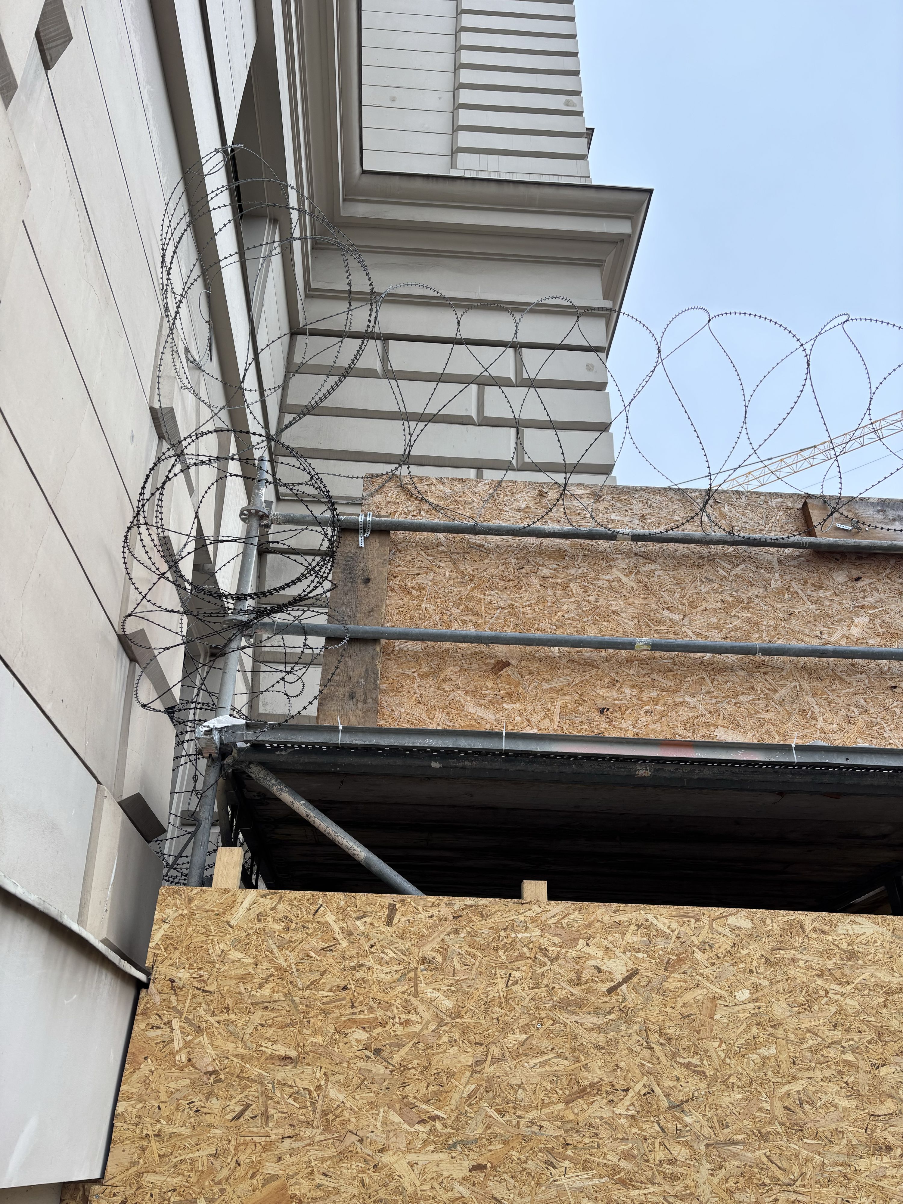 Das Baugerüst am Wiener Landesgericht wurde nun mit Nato-Stacheldraht gesichert. 