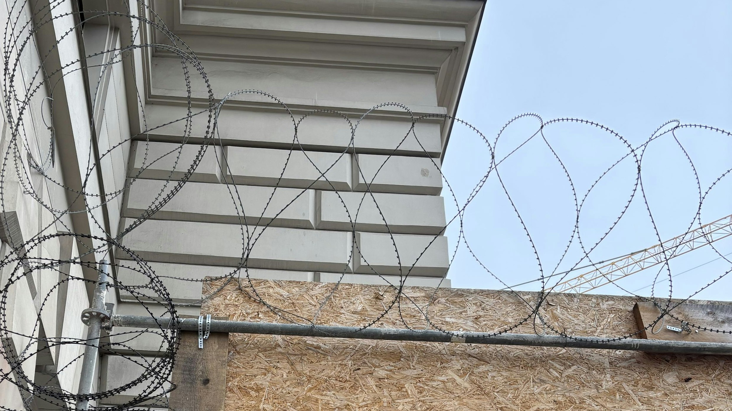 Das Baugerüst am Wiener Landesgericht wurde nun mit Nato-Stacheldraht gesichert. 