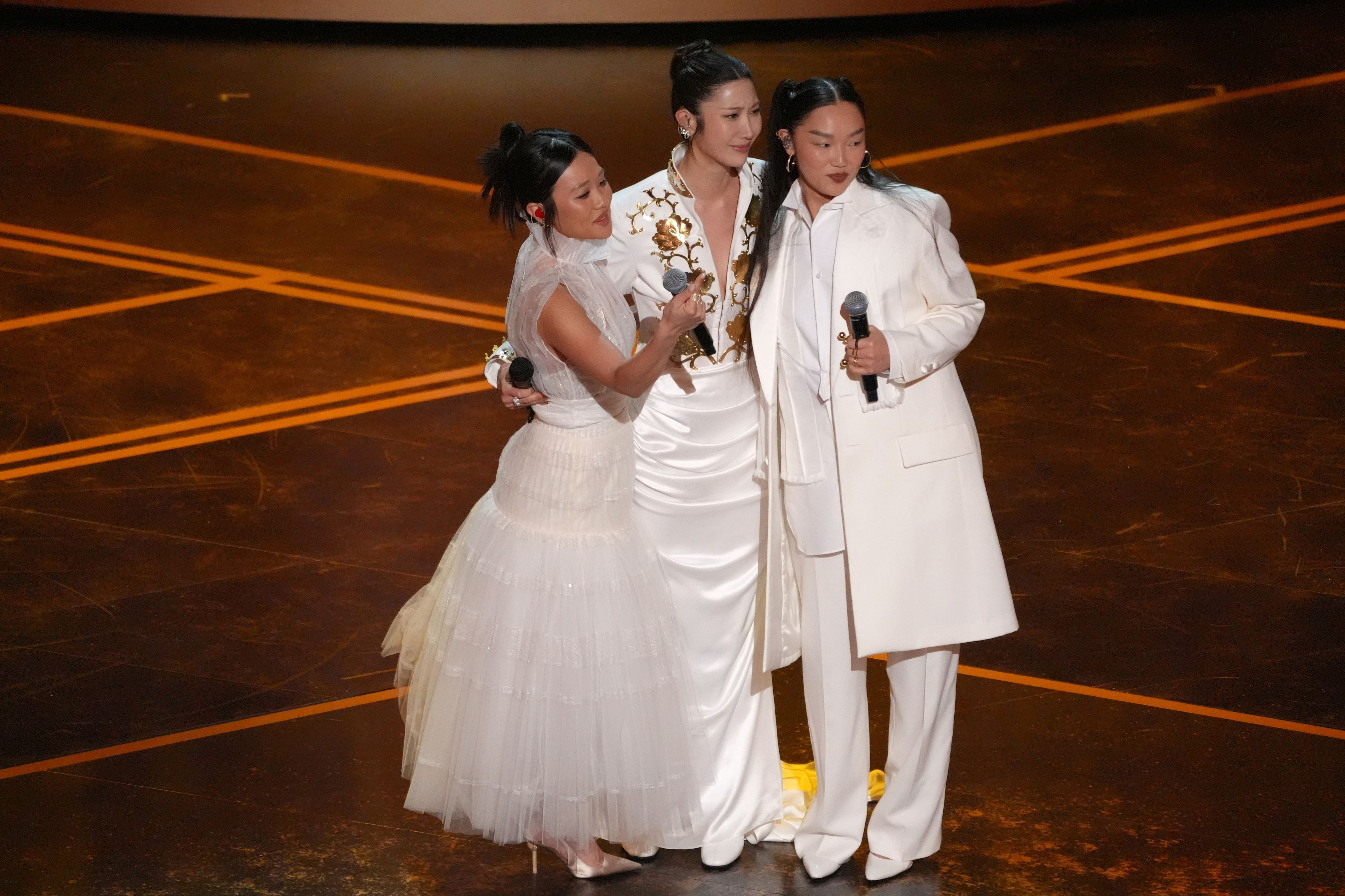 Ejae (Mitte) gewann den Oscar für den besten Song mit 