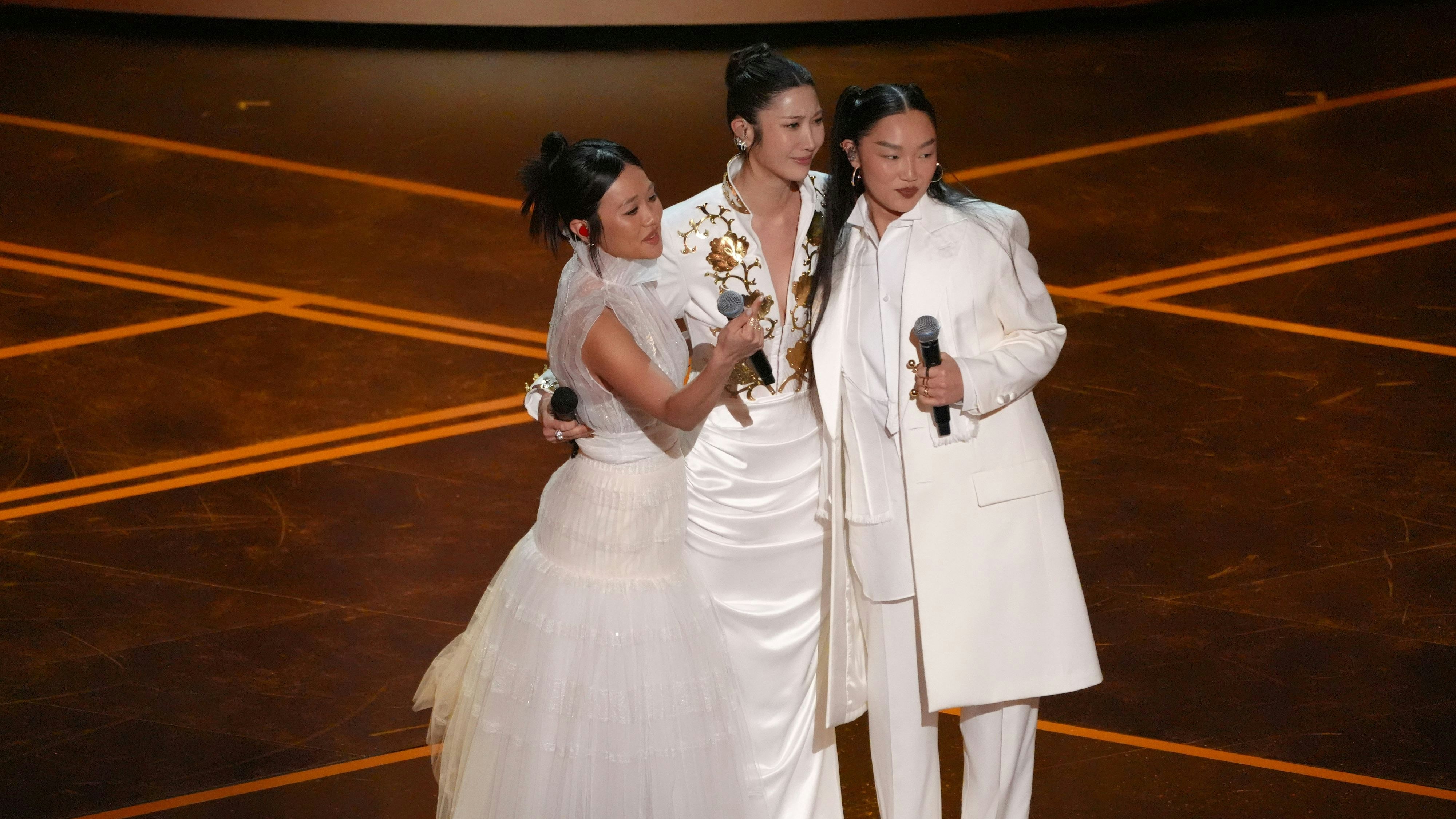 Ejae (Mitte) gewann den Oscar für den besten Song mit "Golden". Ihr Kollege durfte aber nix sagen.