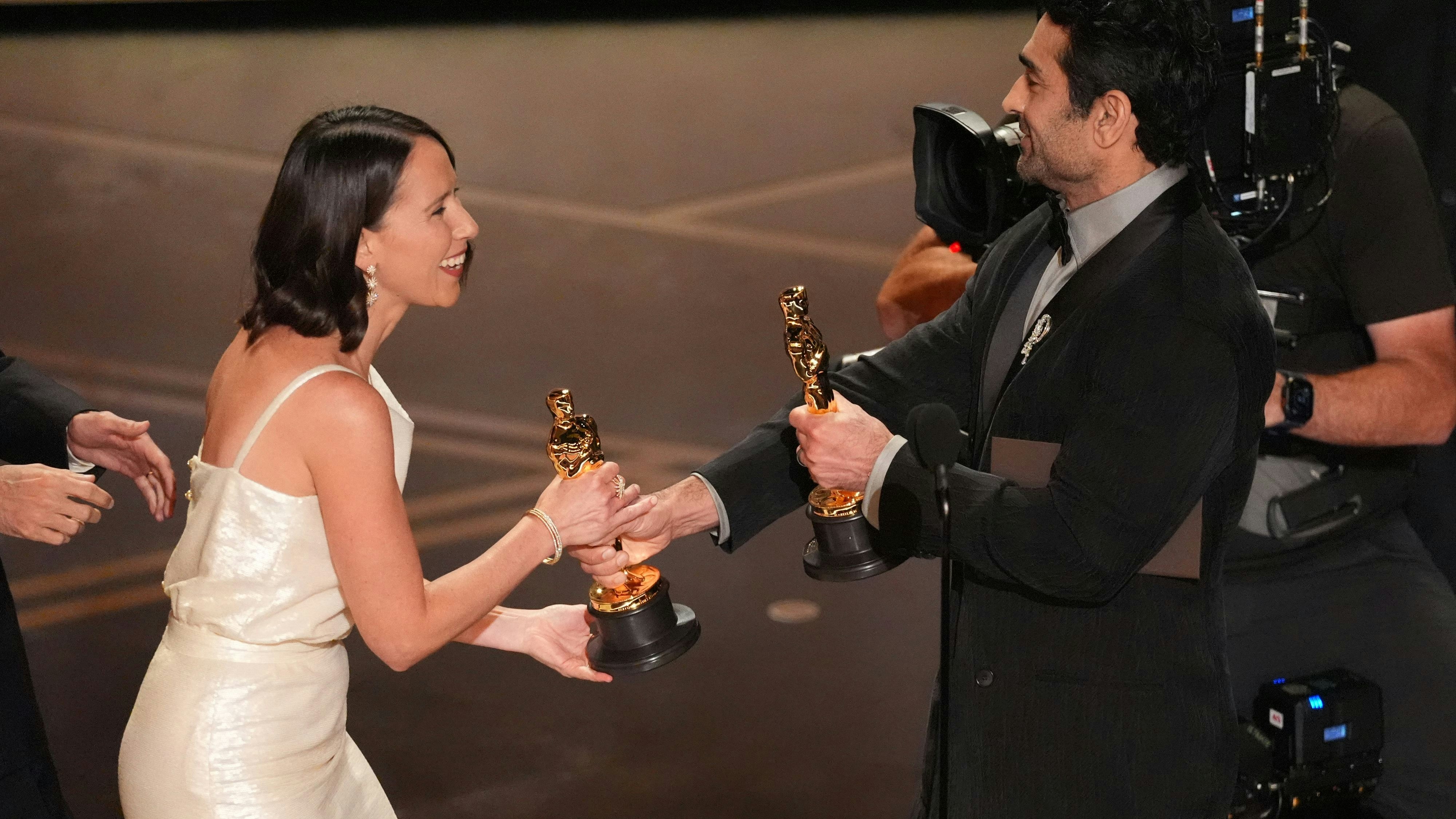 Natalie Musteata bekommt den Oscar für "Two People Exchanging Saliva". Aber sie ist nicht die alleinige Siegerin.