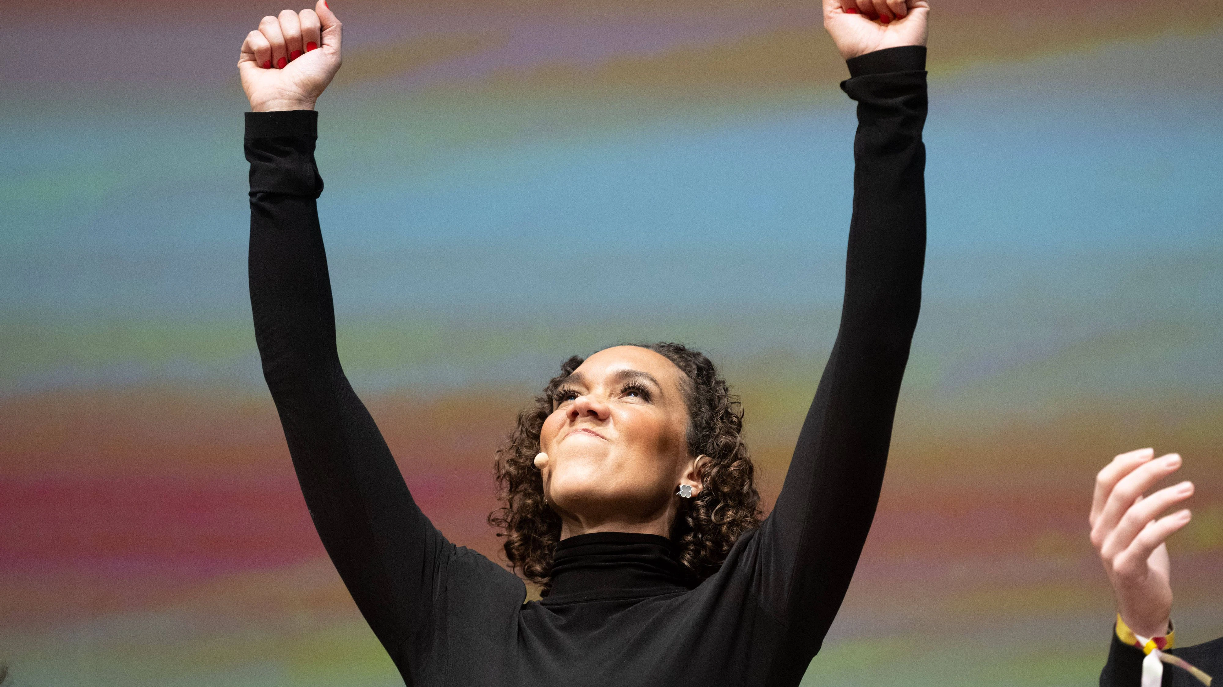 Heute.at - FDP-Chefin Büttner rasiert sich eine Glatze