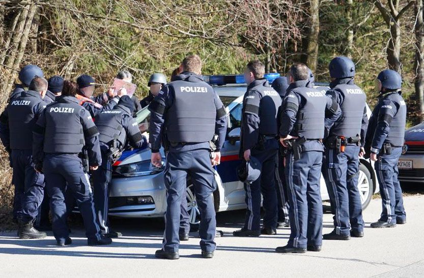 Die Polizei fahndet nach dem bewaffneten Täter. (Symbolbild)