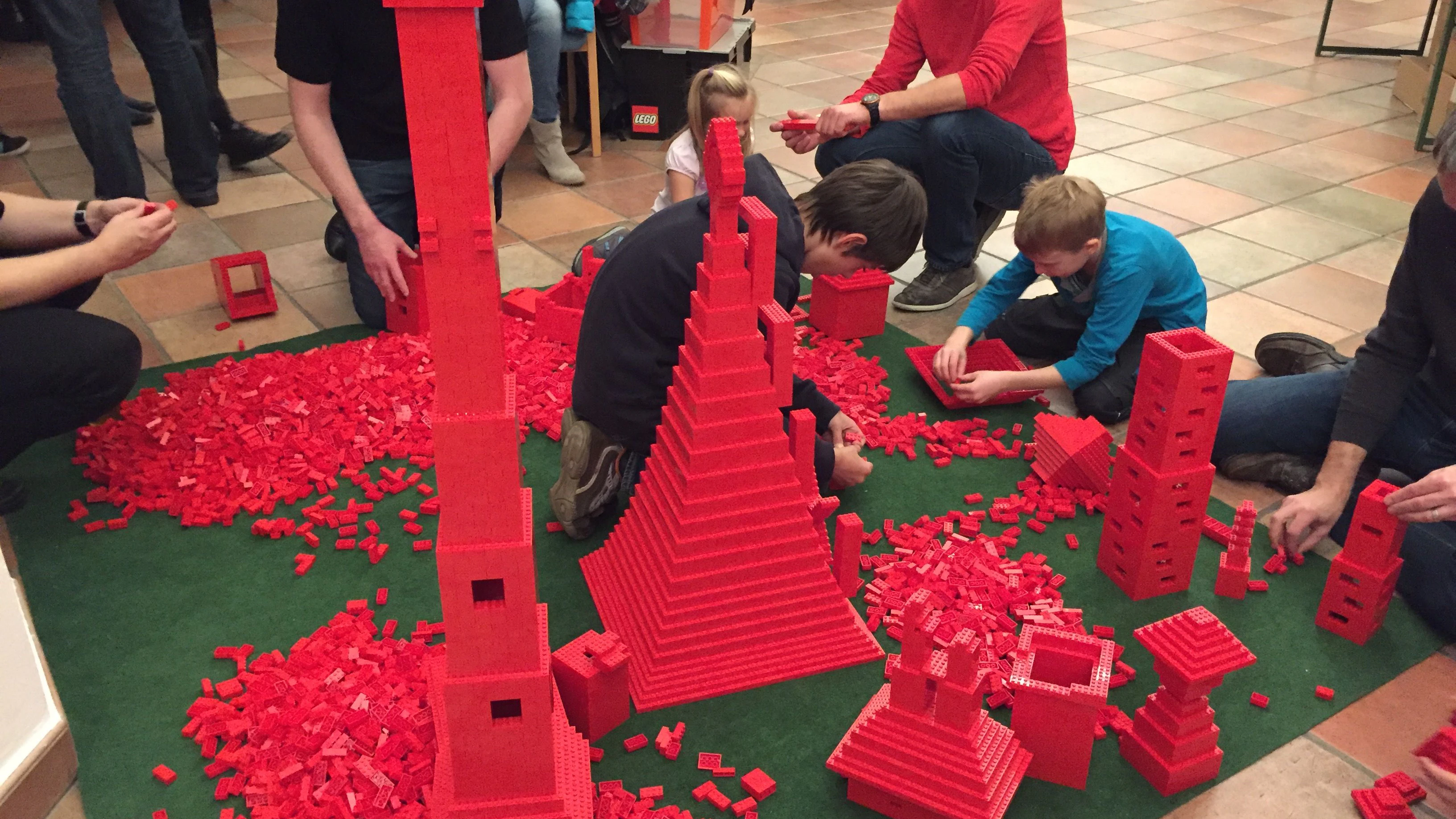 Bei "World of Bricks" können kleine und große Baumeister staunen und selbst bauen.