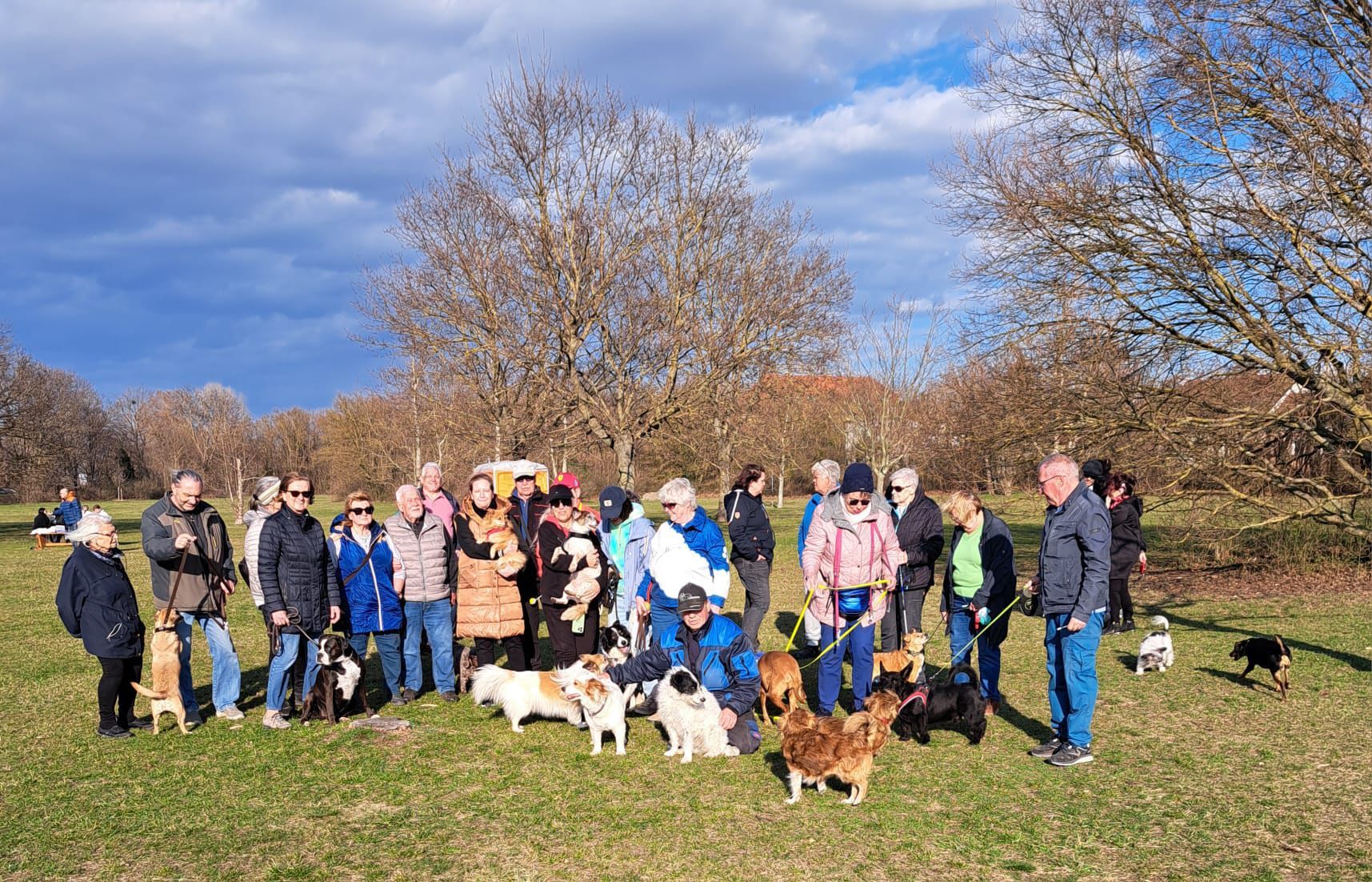 Zahlreiche Hundebesitzer wünschen sich eine Lösung, die für Familien, Badegäste und Vierbeiner verträglich ist.