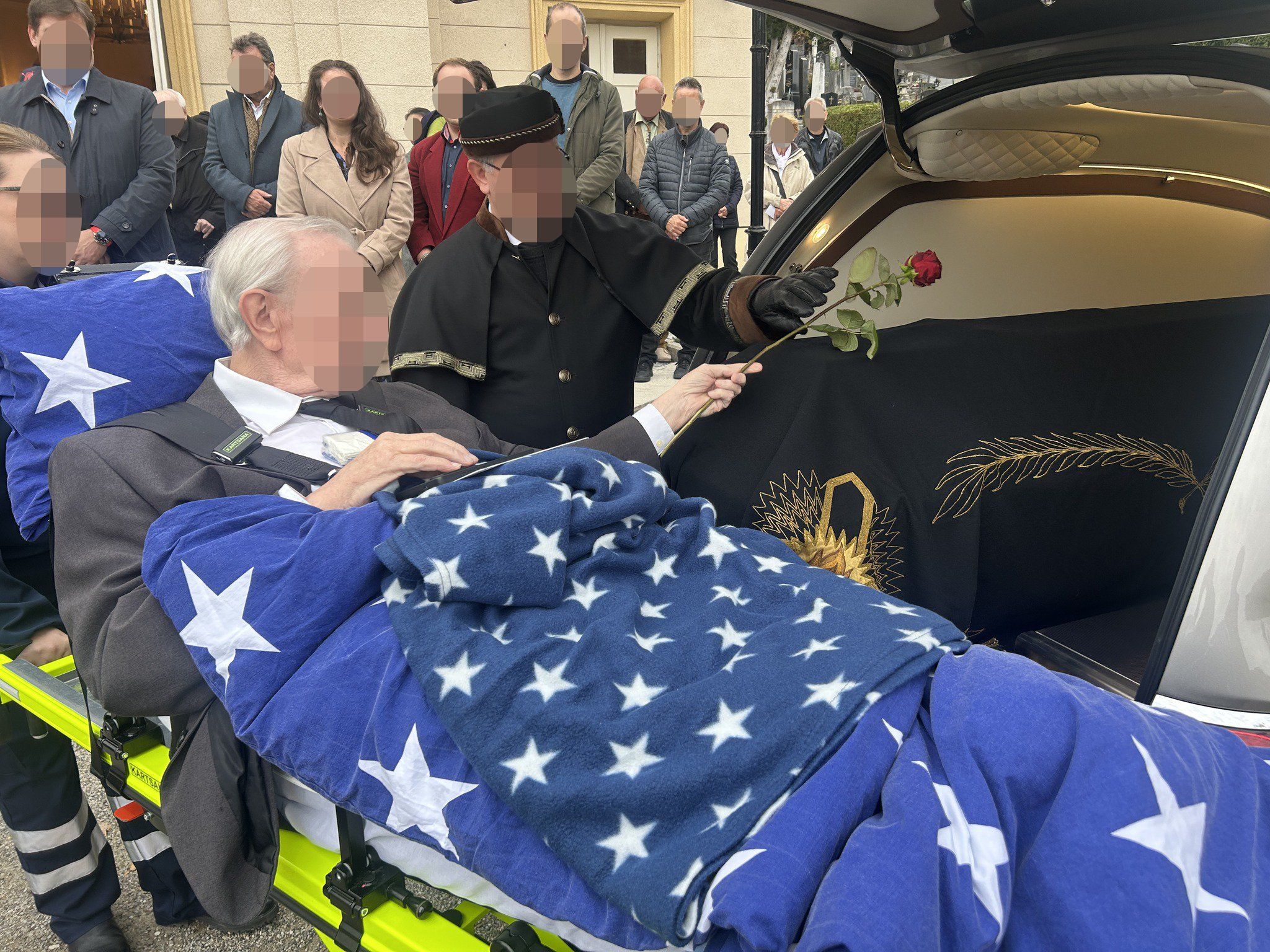 Eine letzte Rose für die geliebte verstorbene Ehefrau