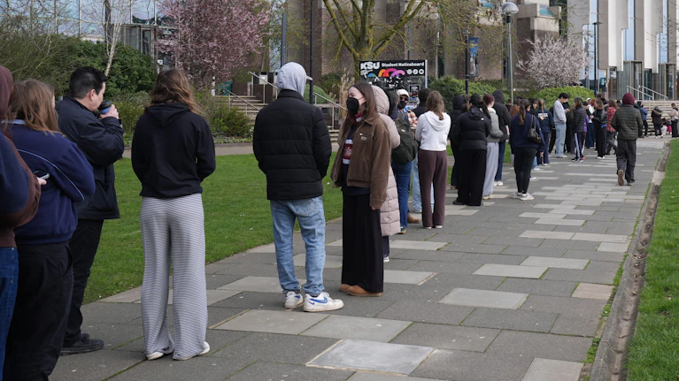 Im Südosten Englands starben zwei junge Menschen an einer Meningokokken-Infektion, elf weitere sind mit schweren Symptomen im Krankenhaus. Was die Erkrankung so gefährlich macht, warum sie vor allem junge Menschen so oft trifft, wie gefährdet Österreich ist.