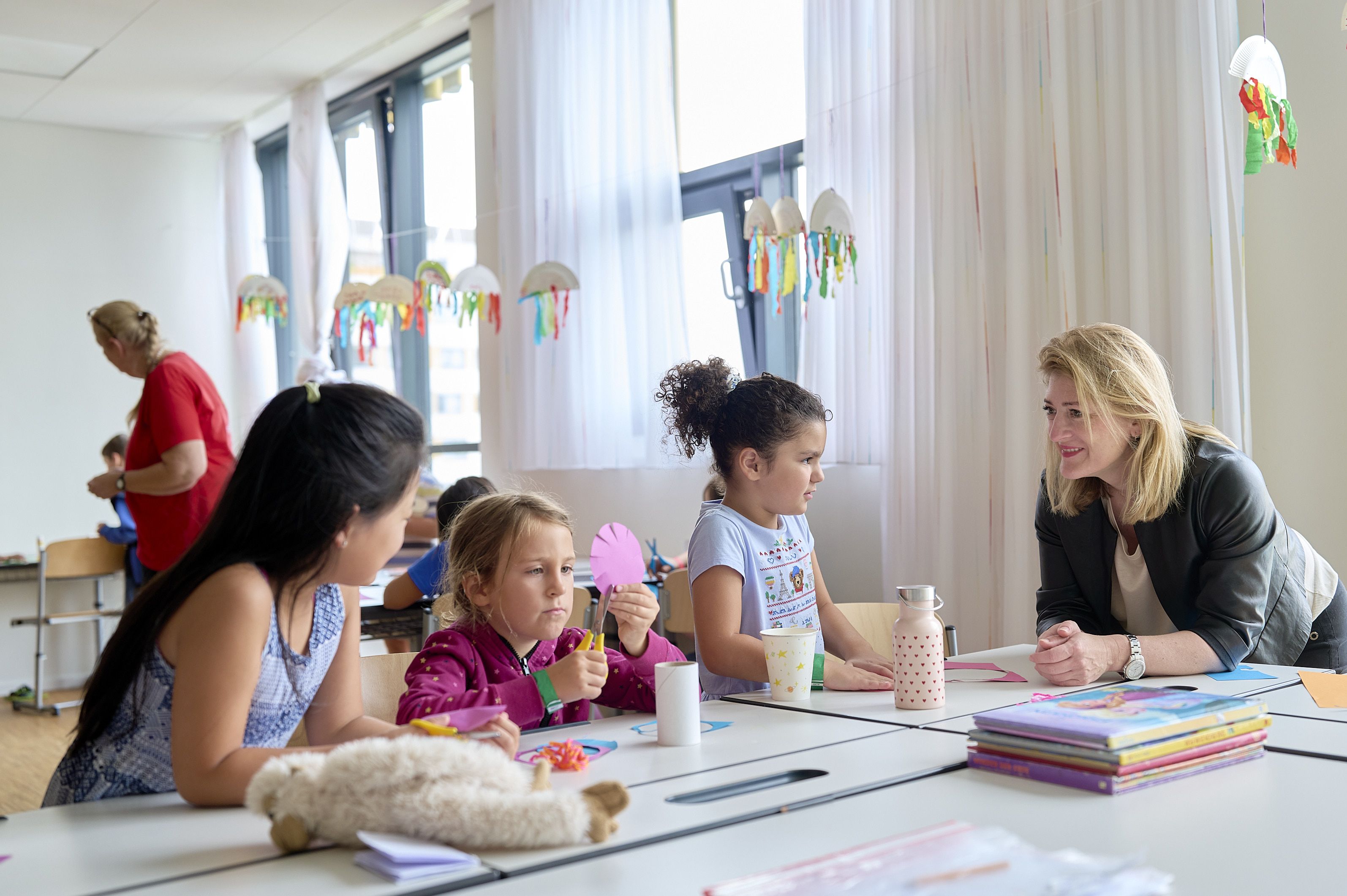 Bildungsstadträtin Bettina Emmerling (Neos) zu Besuch bei einem Cummer City Camp