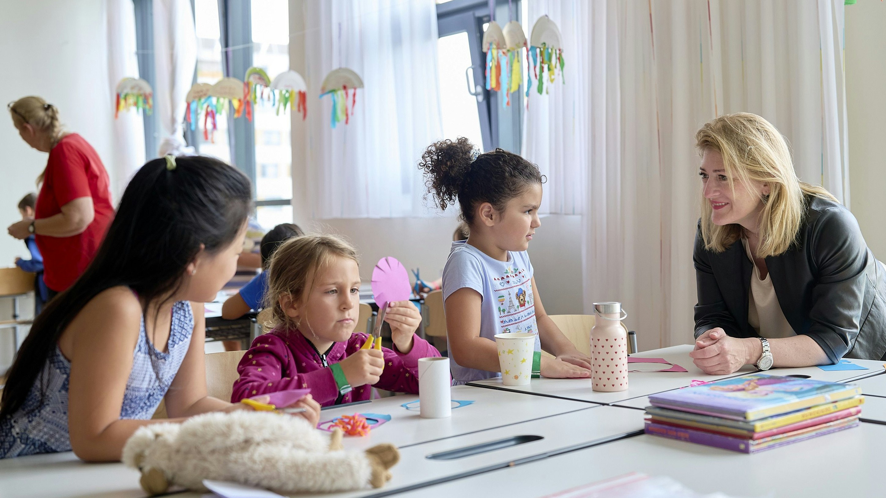 Bildungsstadträtin Bettina Emmerling (Neos) zu Besuch bei einem Cummer City Camp