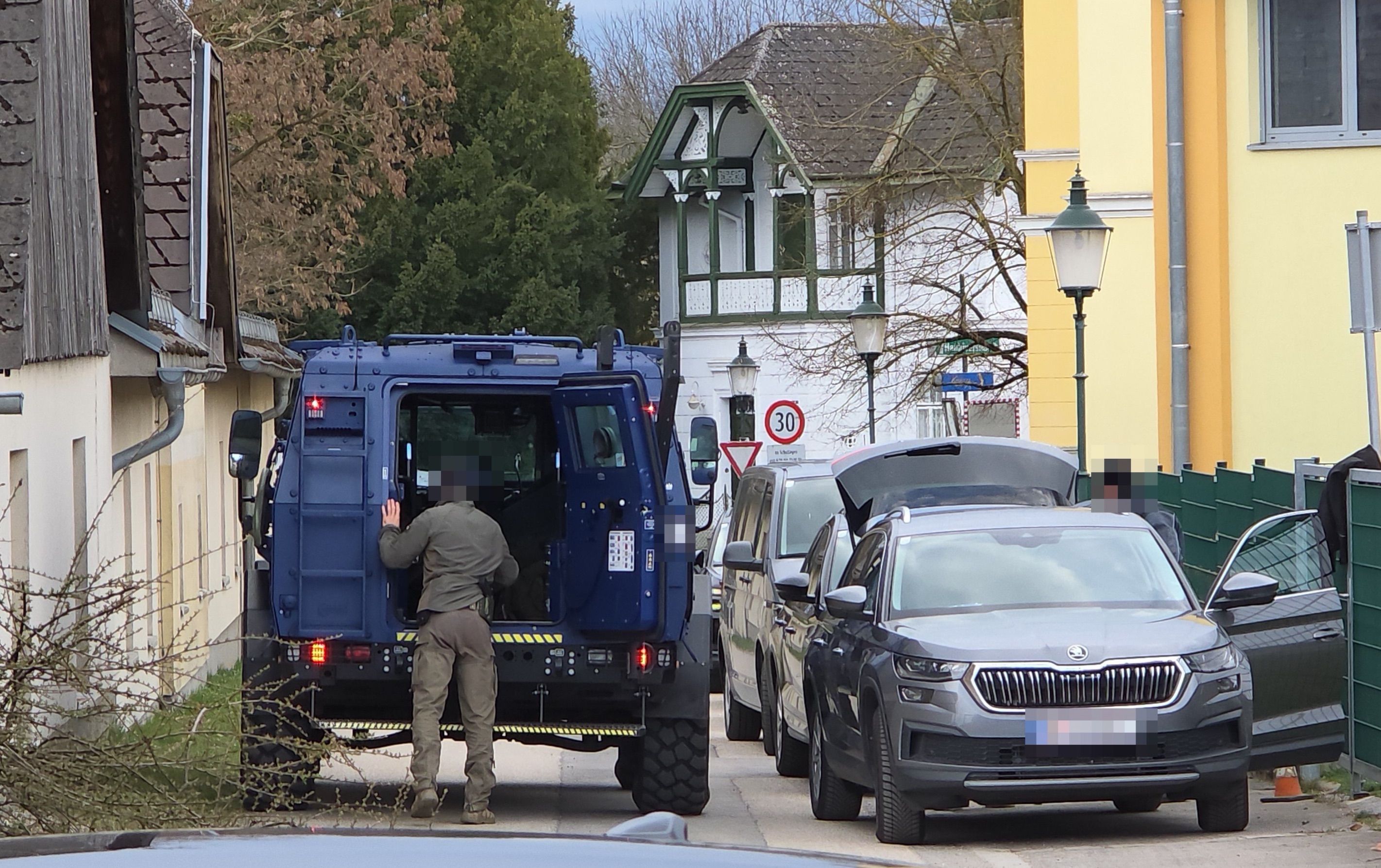 Mehrere Polizeikräfte rückten an der Adresse an.