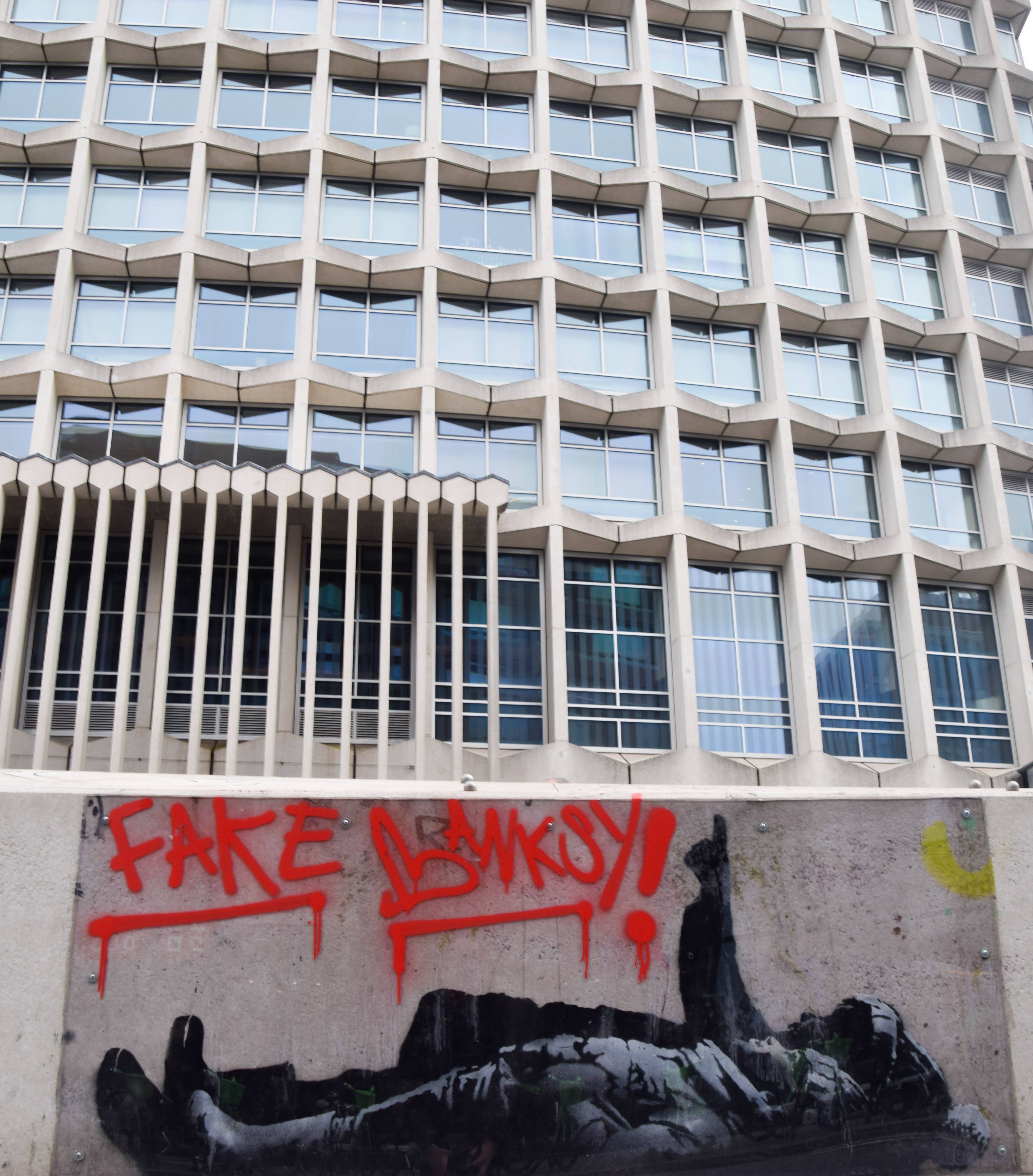 Banksy ist ein anonymer Street- und Graffiti-Künstler aus Großbritannien, bekannt für politische und gesellschaftskritische Schablonenwerke.