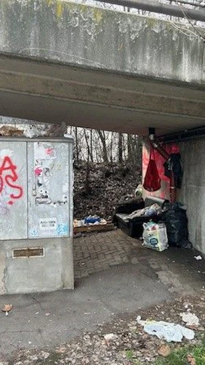 Zeltlager Wien: Aggressive Bettler sorgen in Brigittenau für Angst. Anrainer fordern rasches Einschreiten wegen Eskalation und Vermüllung.