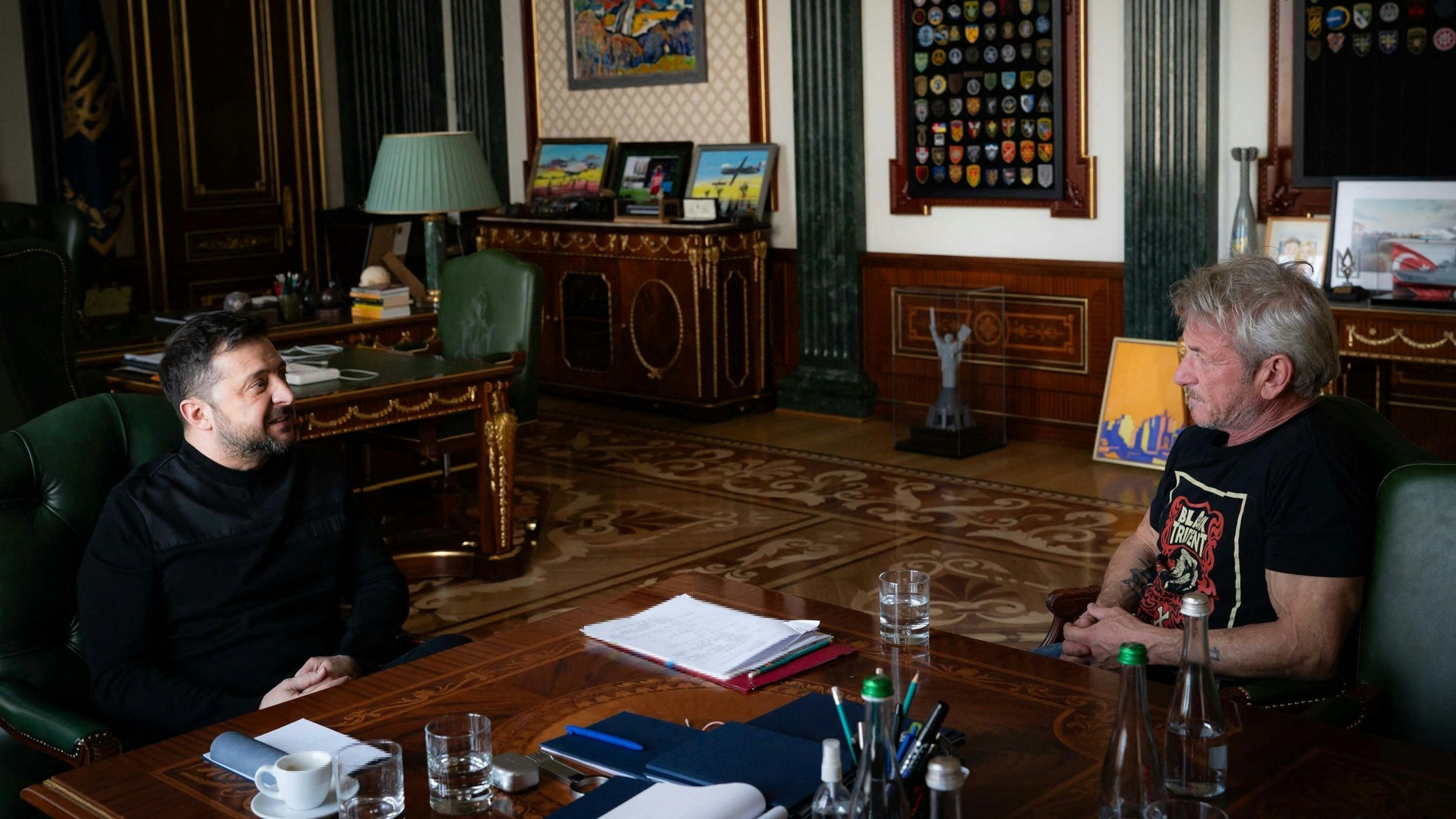 Heute.at - Sean Penn pfeift auf Oscar und trifft lieber Selenskyj