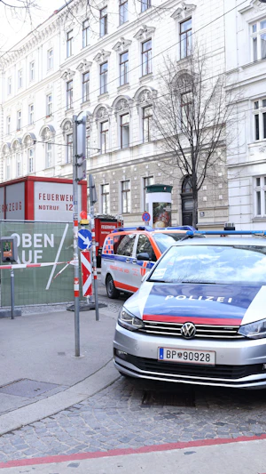 Bei einem schweren Arbeitsunfall im 9. Bezirk wurden mehrere Arbeiter verschüttet. Laut ersten Berichten sollen vier Menschen ums Leben gekommen sein.