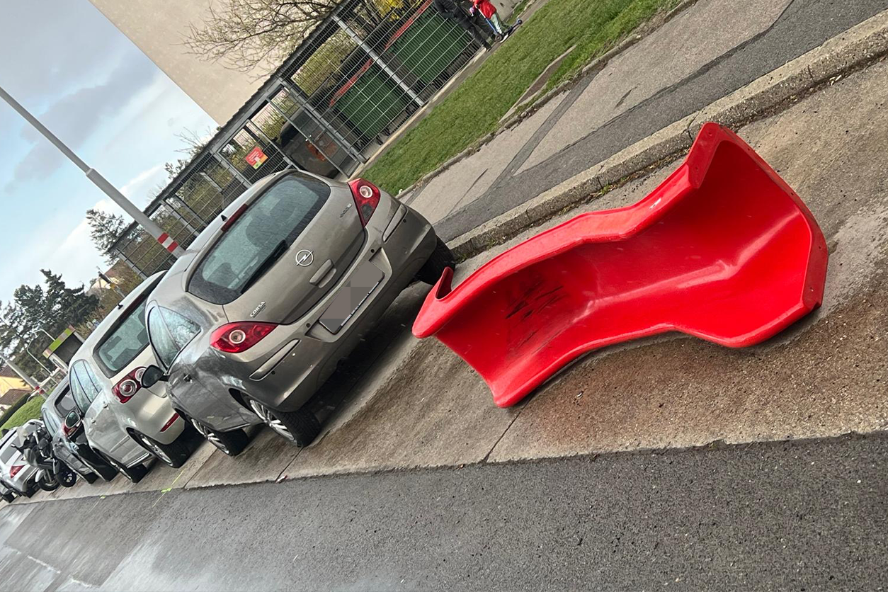 Die rote Rutsche am Parkplatz sorgte für Lacher.