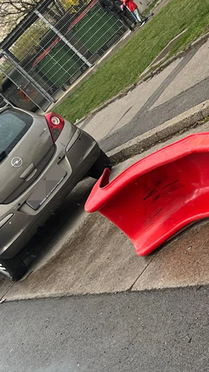 Parkplatz reservieren in Wien: Ein Wiener nutzt eine Kinderrutsche als Platzhalter – was legal ist und welche Strafen drohen, jetzt im Überblick.