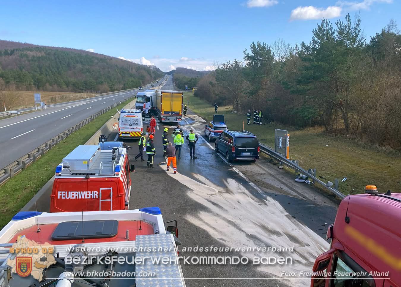 Lkw-Unfall legt A21 lahm, die Einsatzkräfte sind vor Ort.