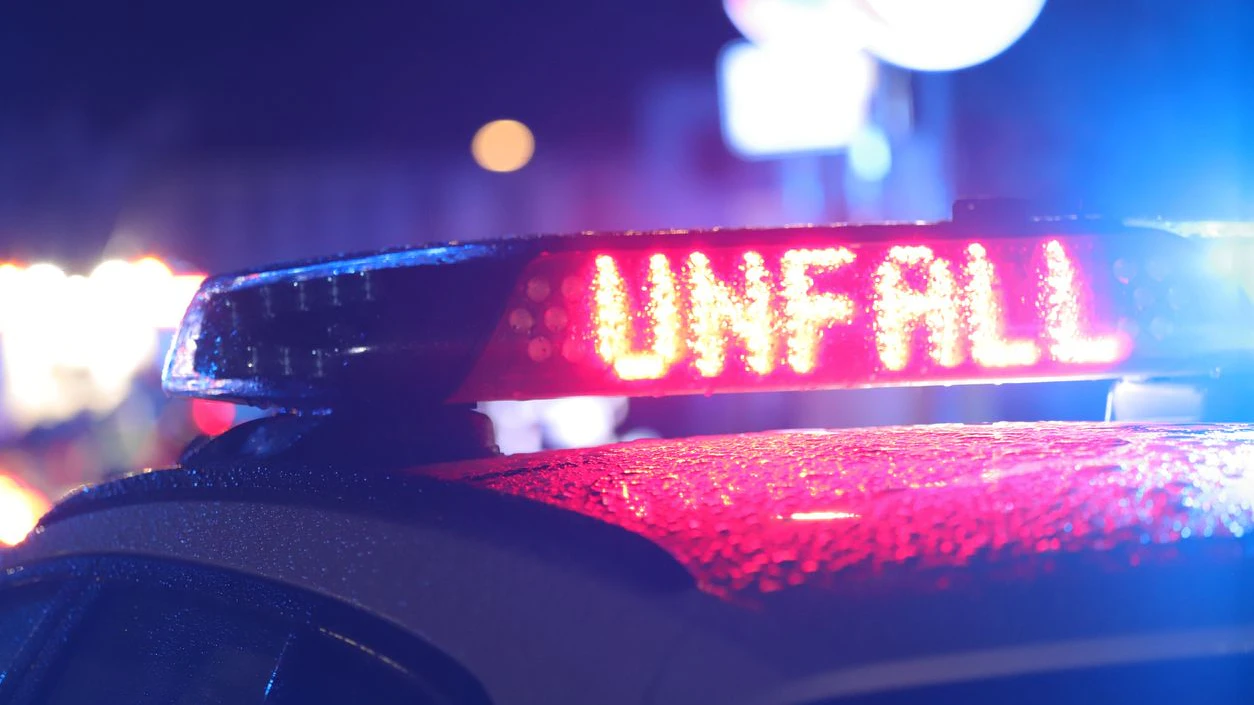 Blaulicht mit „Unfall“ Schriftzug. Einsatzfahrzeug der Polizei beim Unfall.