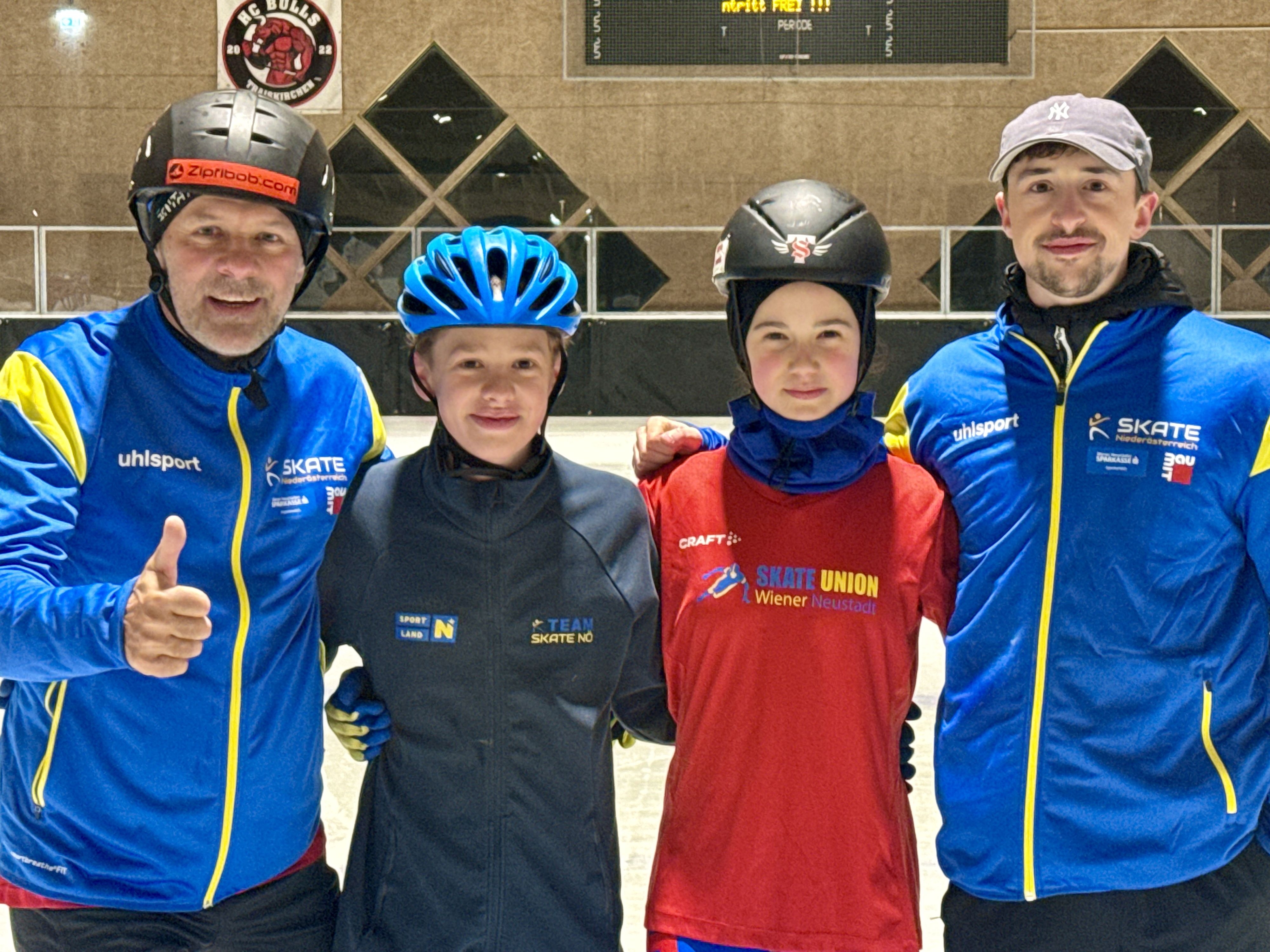Insgesamt konnten in dieser Saison acht NÖ-Landesrekorde erreicht werden (v.l.n.r.): Thomas Nemeth, Obmann der Skate Union Wiener Neustadt, Fabio Pammer, Noemi Griedl, Dominic Andermann, NÖ Landestrainer.