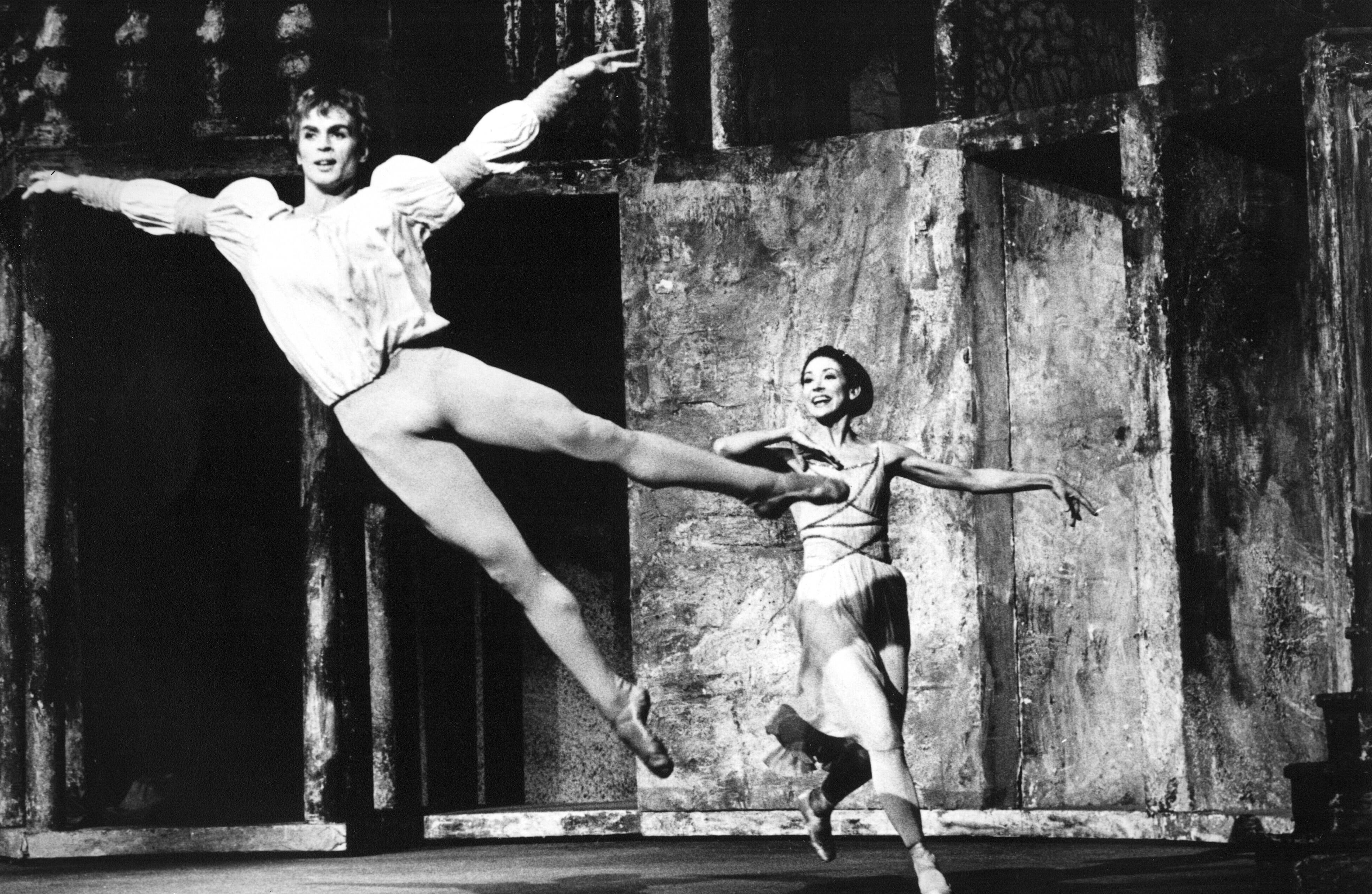 Rudolf Nurejew prägte sowohl die Ballettwelt als auch die LGBTQ+-Szene. Er lebte seine Homosexualität offen aus, was ihm Diskriminierung einbrachte. Nach seiner Flucht aus der Sowjetunion war er zunächst staatenlos, bevor ihm Österreich die Staatsbürgerschaft verlieh.