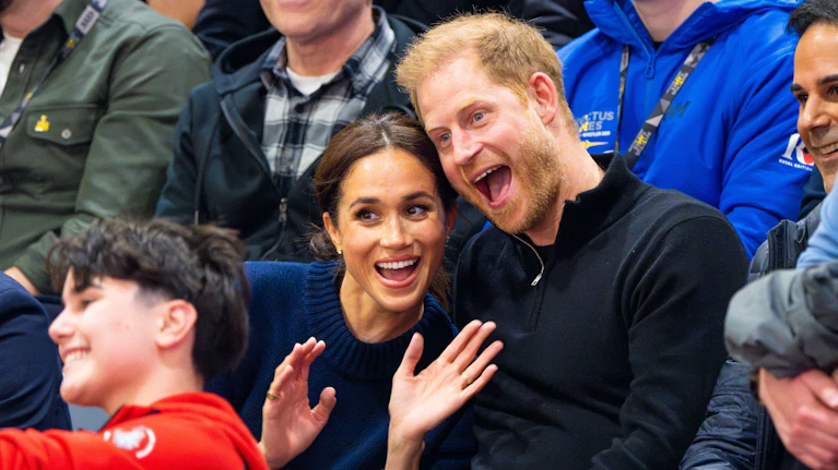 Der britische Journalist Tom Bower hat ein umstrittenes Enthüllungsbuch über Prinz Harry, Meghan Markle und ihr Verhältnis zum Königshof geschrieben. Es ist gespickt mit Konflikten und Anekdoten. Und die Betroffenen reagieren ungewöhnlich wütend darauf.