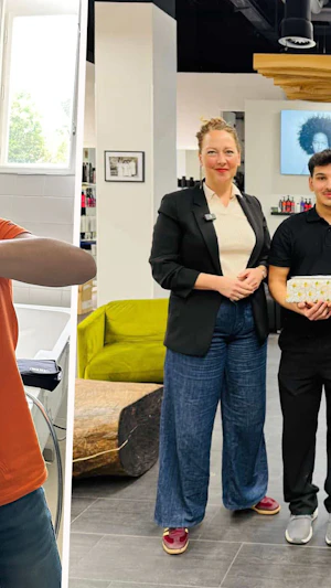 Mohammad schneidet gratis Haare für Bedürftige in Wien. Der junge Friseurlehrling engagiert sich ehrenamtlich, die Grünen sagen danke.