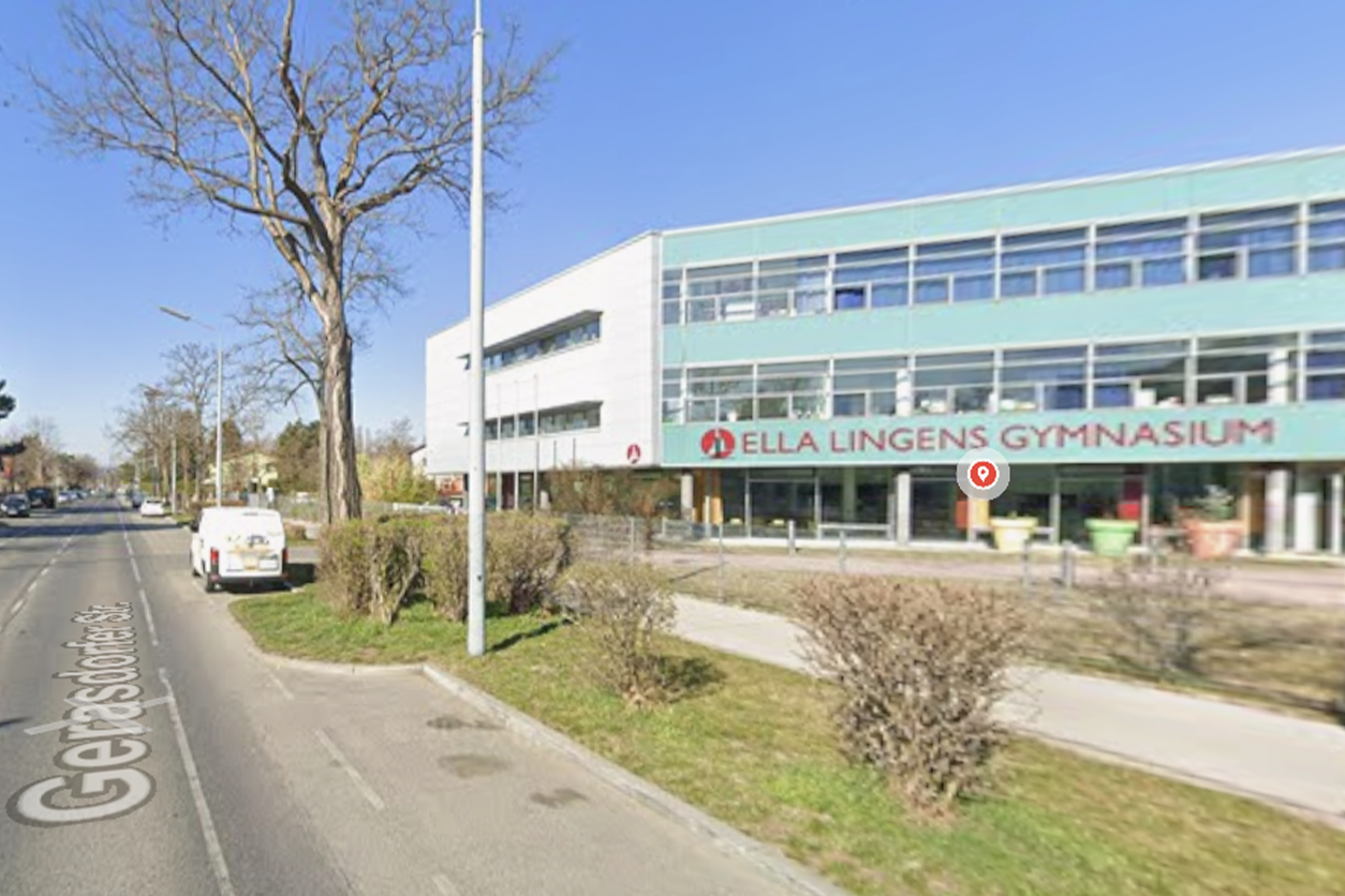 In einem Wiener Gymnasium treibt ein ehemaliger Schüler sein Unwesen.