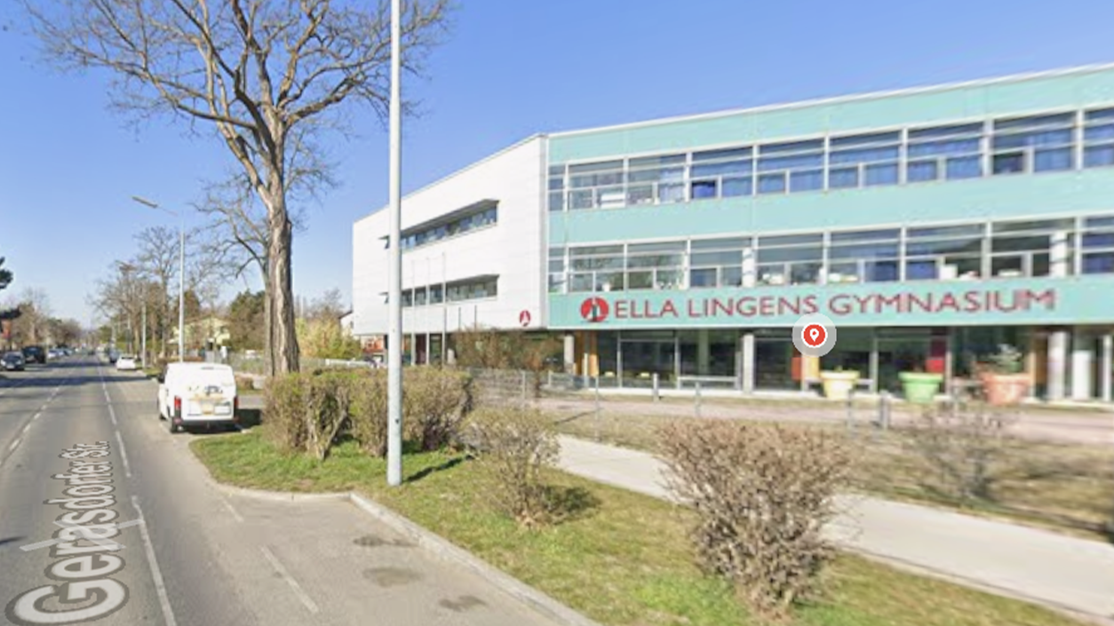 In einem Wiener Gymnasium treibt ein ehemaliger Schüler sein Unwesen.