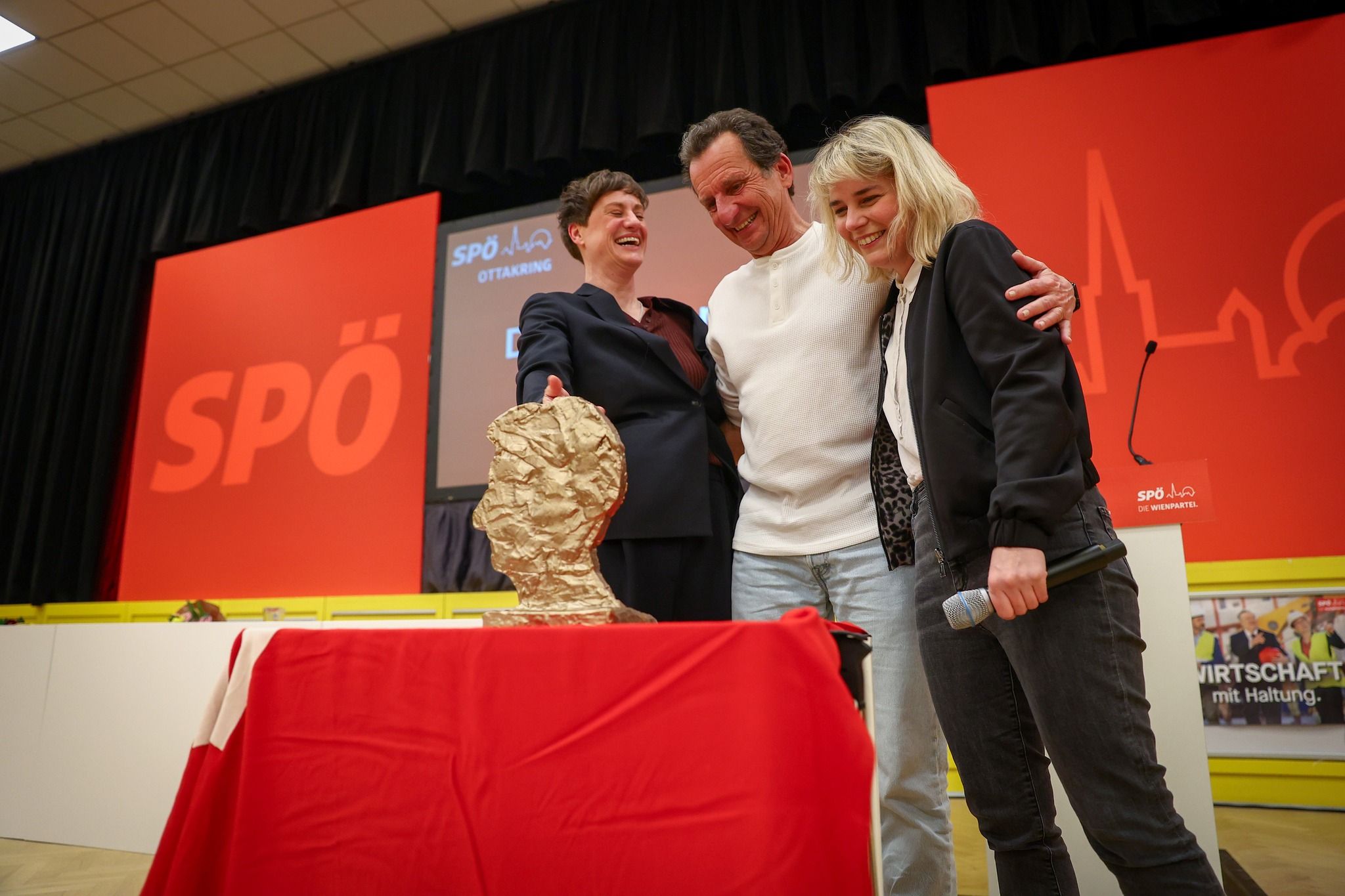 Das Ende einer Ära: Christian Oxonitsch tritt als Bezirksparteivorsitzender ab. Susanne Haase (li.) folgt ihm nach, Gratulationen gab es von Bezirkschefin Stefanie Lamp (re.)