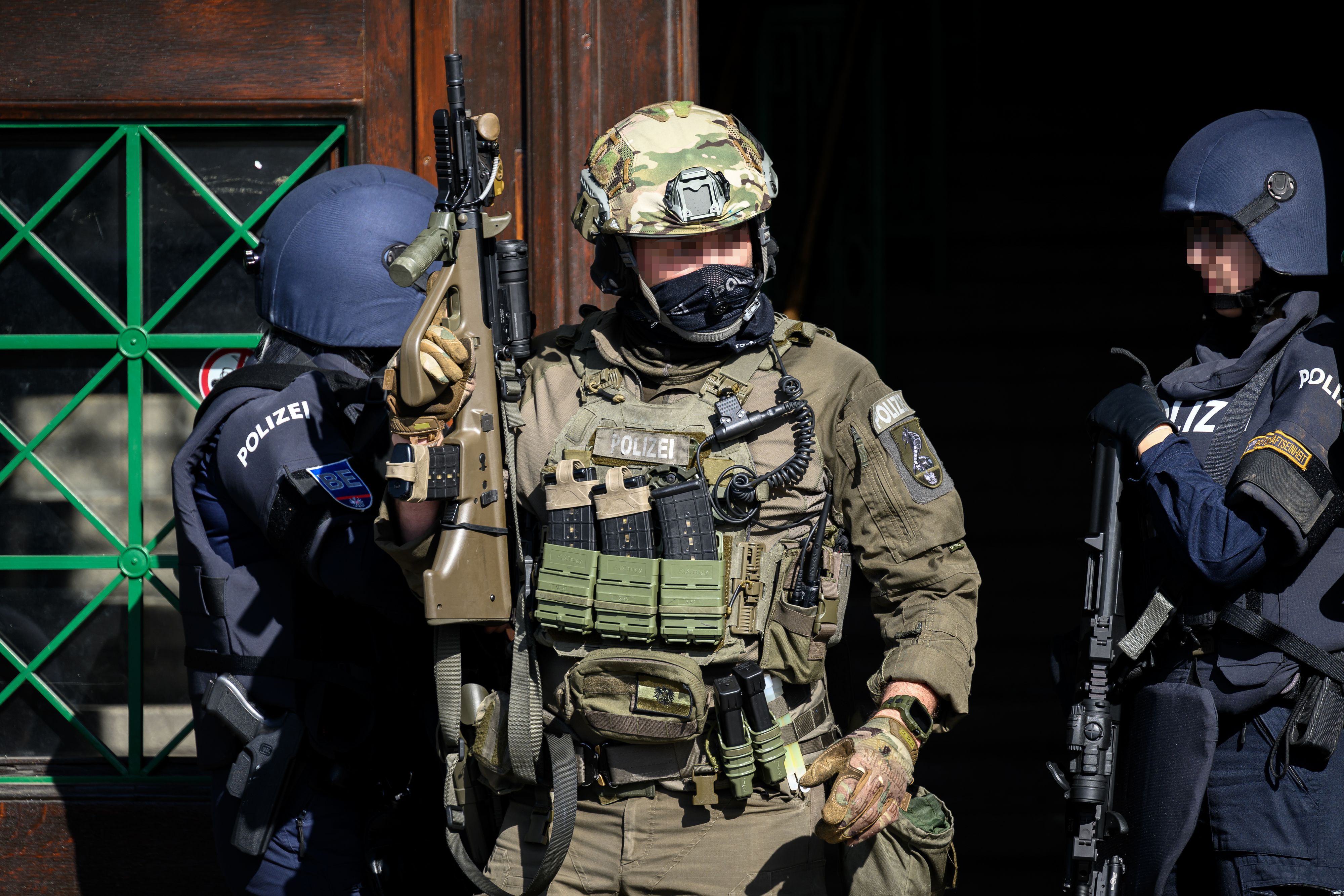 Polizisten im Großeinsatz: Wegen falscher Bombendrohungen mussten Gebäude geräumt und ganze Bereiche abgesperrt werden. Dieser Einsatz fand in einer Wiener Schule statt.