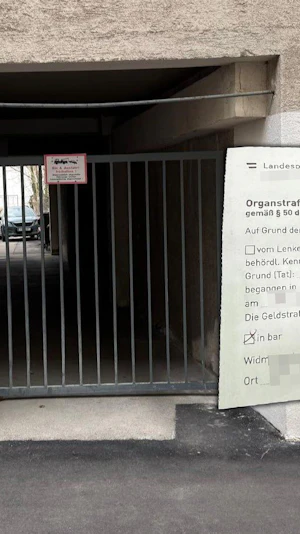 Parken vor eigener Einfahrt: Wiener kassiert Strafe in St. Pölten. Polizei greift hart durch – 25 Euro für kurzen Abstecher in die Wohnung.