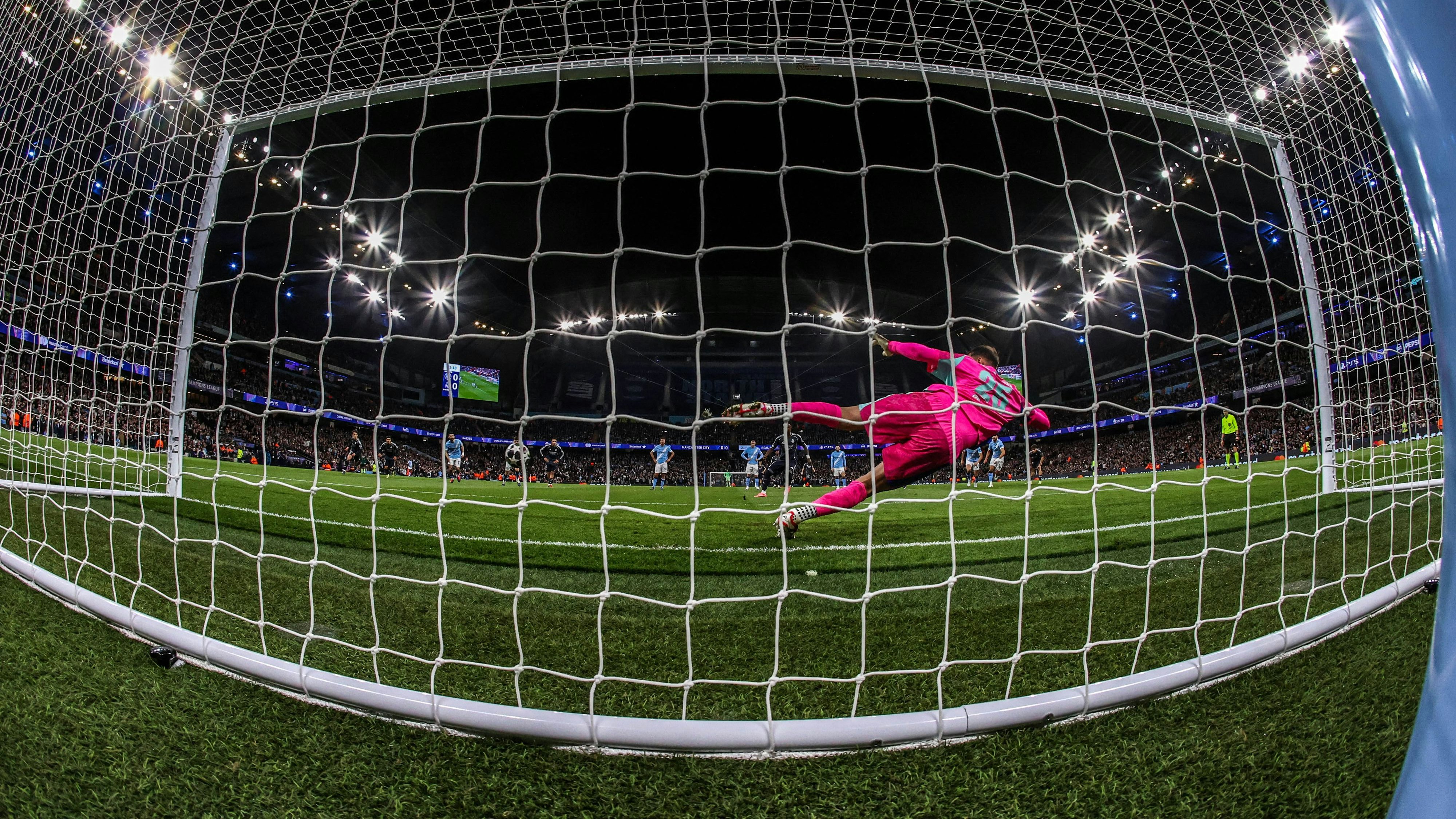 Vinicius Junior versenkt den Elfmeter gegen Manchester City. 