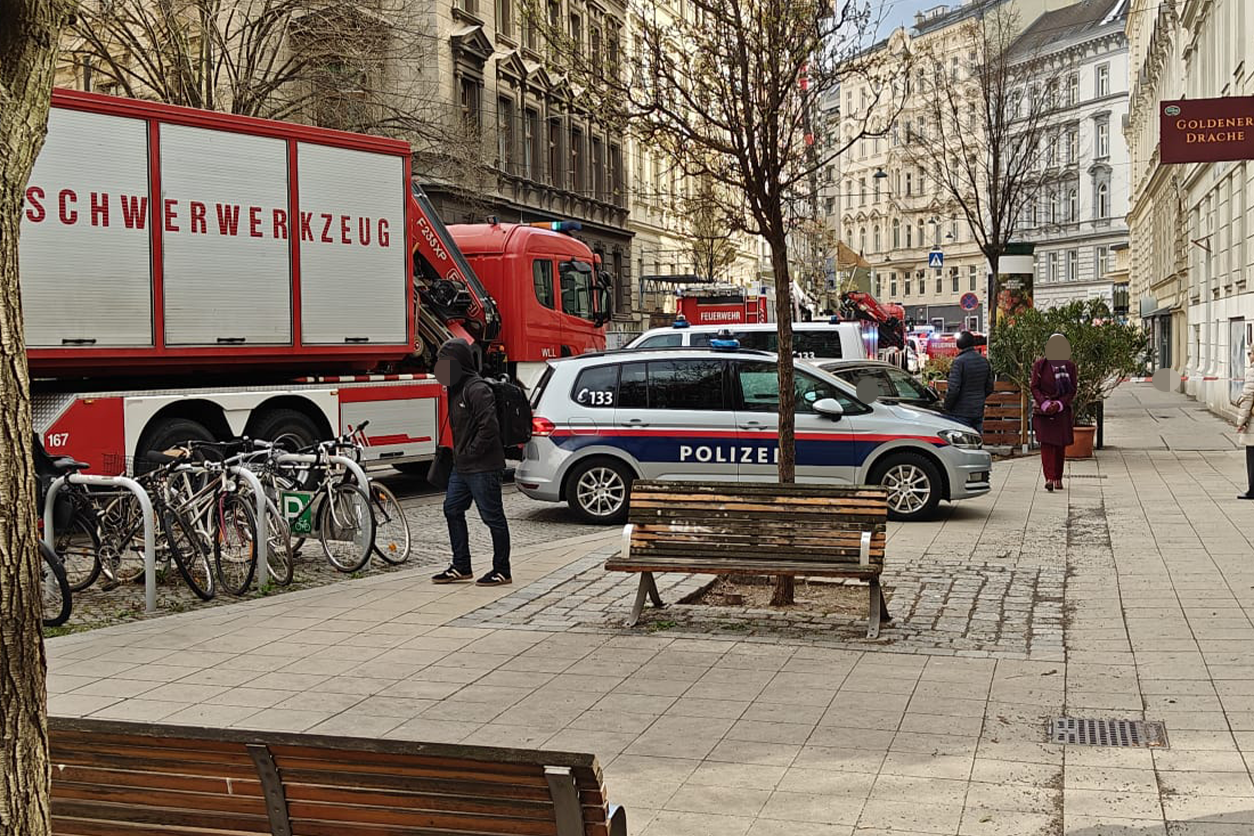 Die Einsatzkräfte suchten nach den Verschütteten.