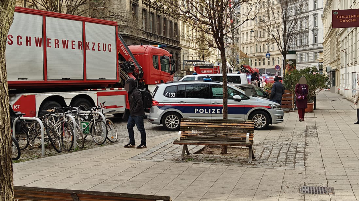 Die Einsatzkräfte suchten nach den Verschütteten.