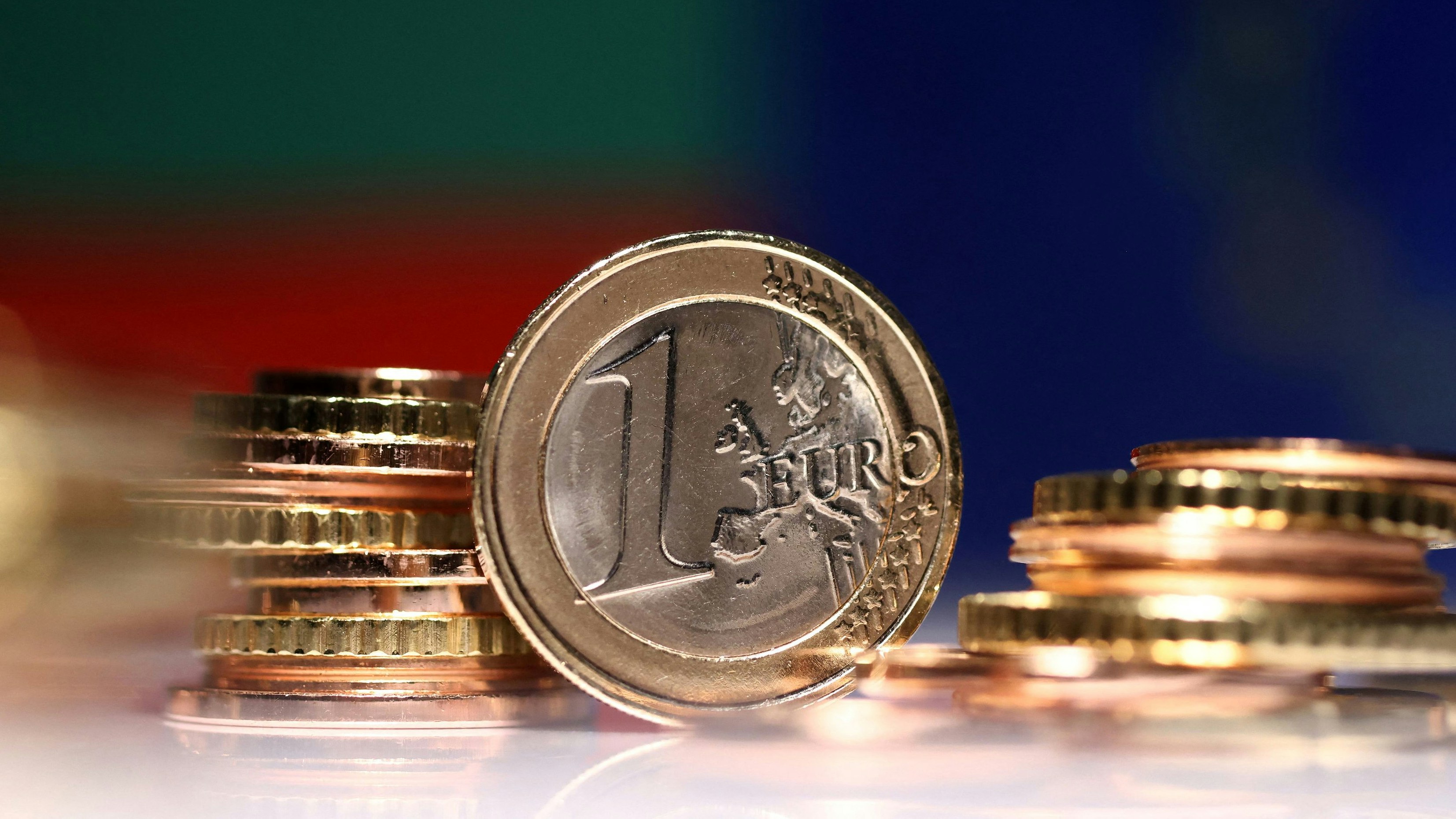 Selbst in der Altersgruppe zwischen 18 und 24 Jahren zahlen noch 57 Prozent häufig bar. 