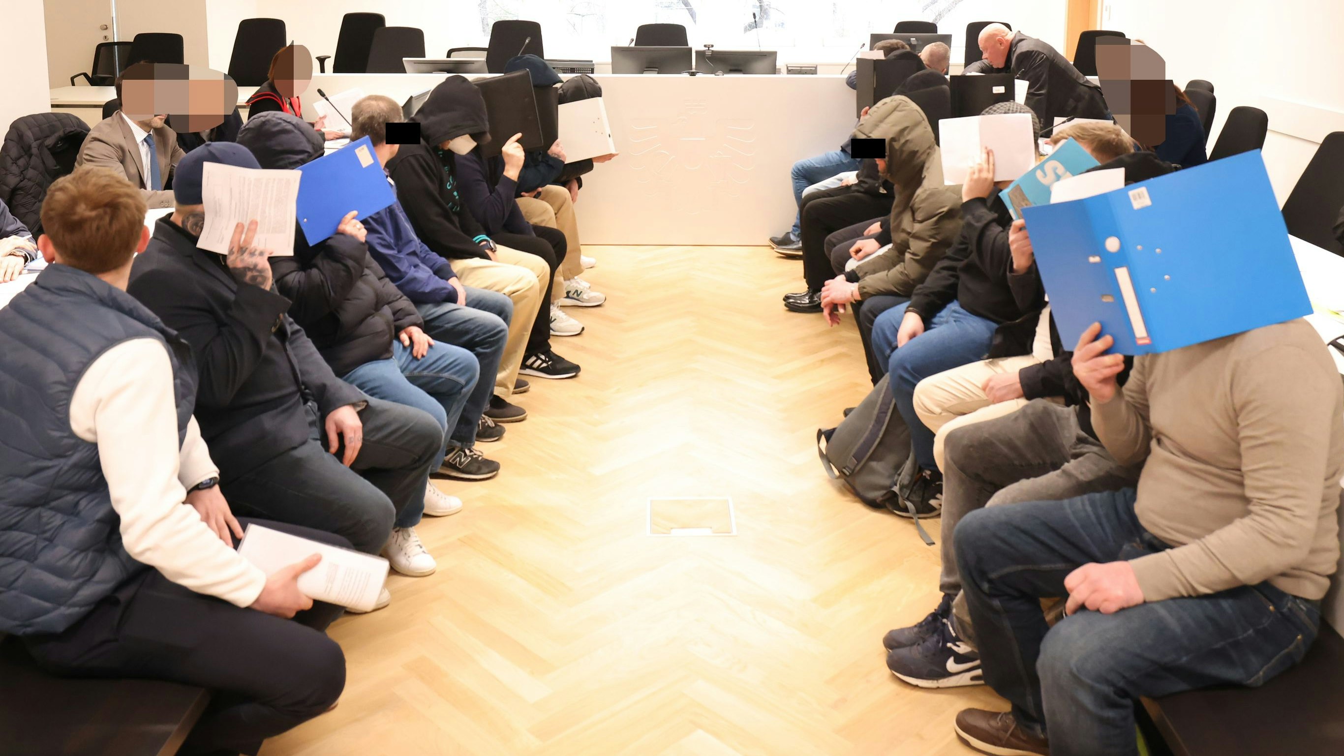 Die Angeklagten beim Mega-Prozess am Wiener Landesgericht-