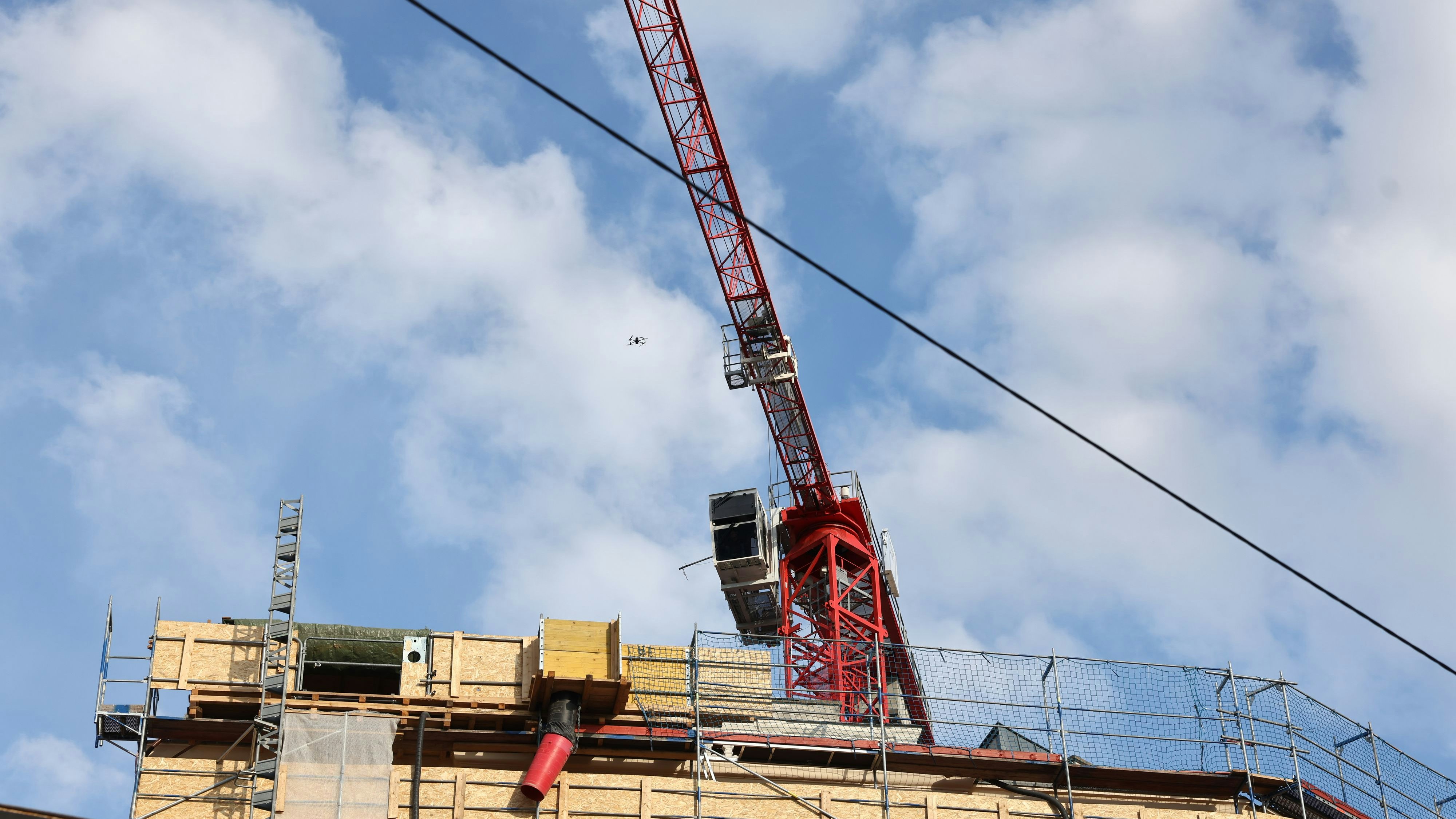 Heute.at - Arbeitsunfall mit 4 Toten! Kranfahrer hilft bei Bergung