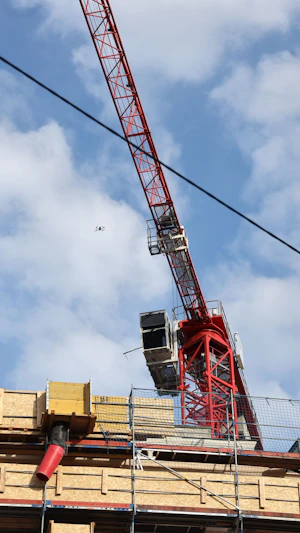 Baustellen-Unfall Wien: Einsturz eines Gerüsts am Alsergrund, mehrere Arbeiter verletzt und vermisst. Rettungseinsatz läuft aktuell.