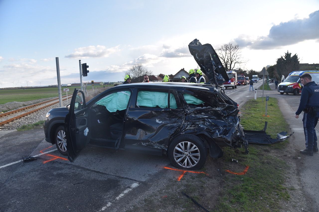 Der Pkw wurde im hinteren Bereich von dem herannahenden Zug erfasst und zur Seite geschleudert.