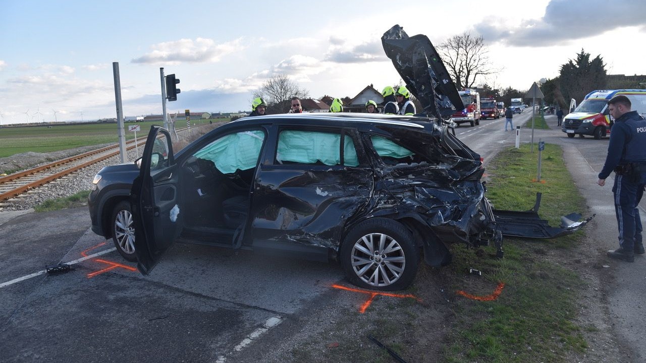 Der Pkw wurde im hinteren Bereich von dem herannahenden Zug erfasst und zur Seite geschleudert.