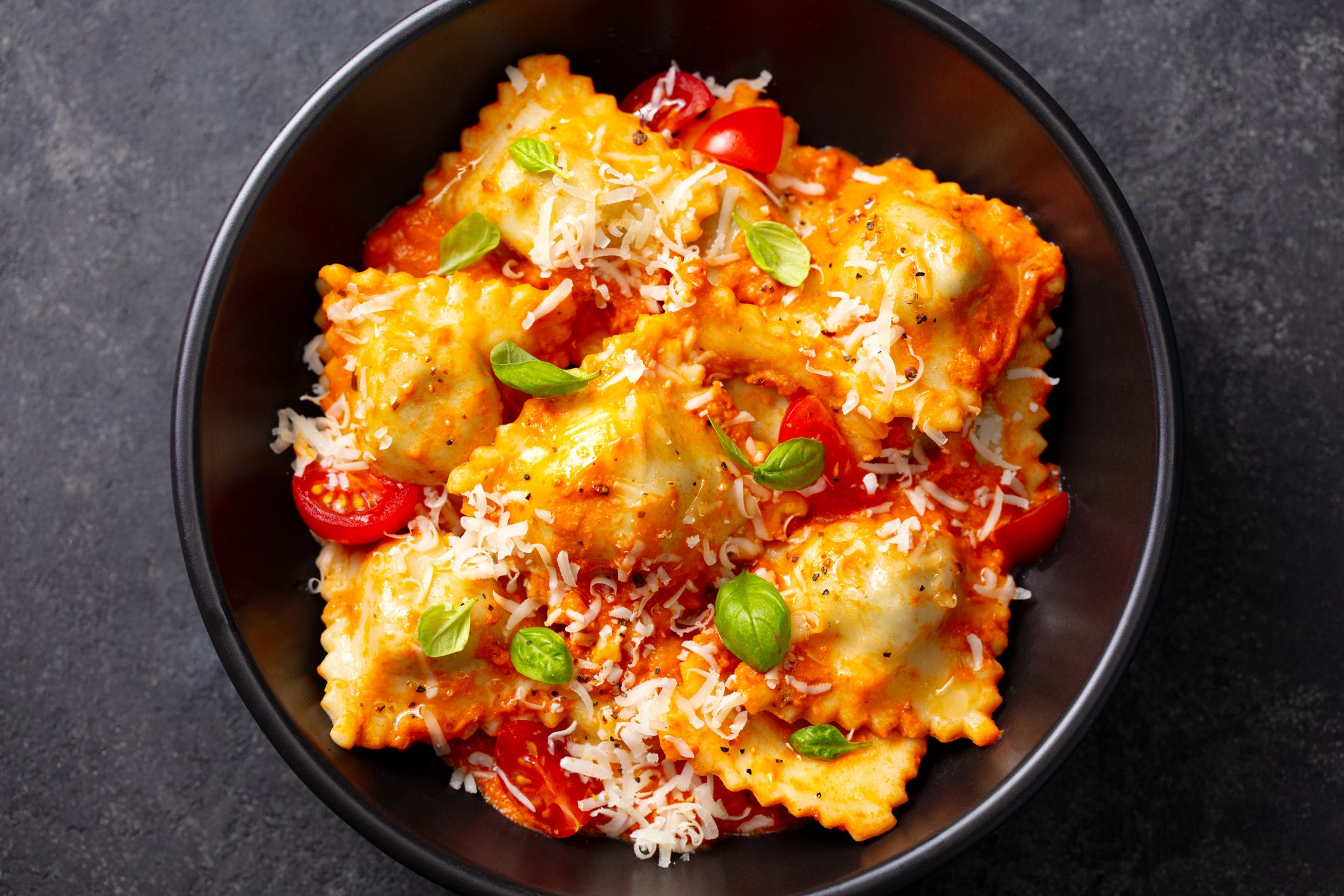 Das Besondere an Ravioli ist ihre Vielseitigkeit. Bei der Zubereitung gibt es zahlreiche Möglichkeiten.